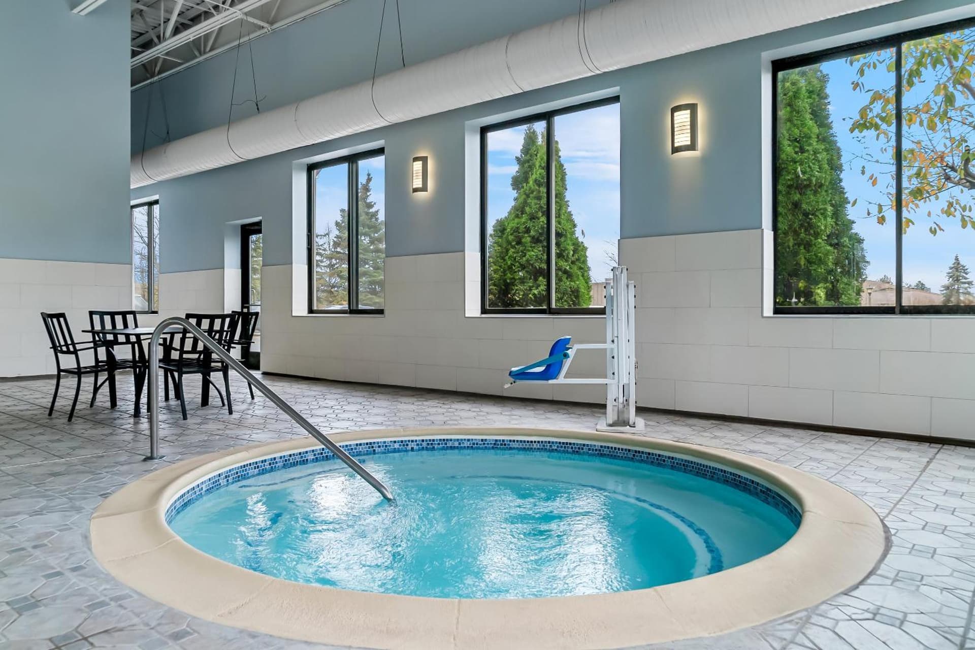 HomeTowne Studios by Red Roof Flint property views in Flint, MI — gallery photo 3