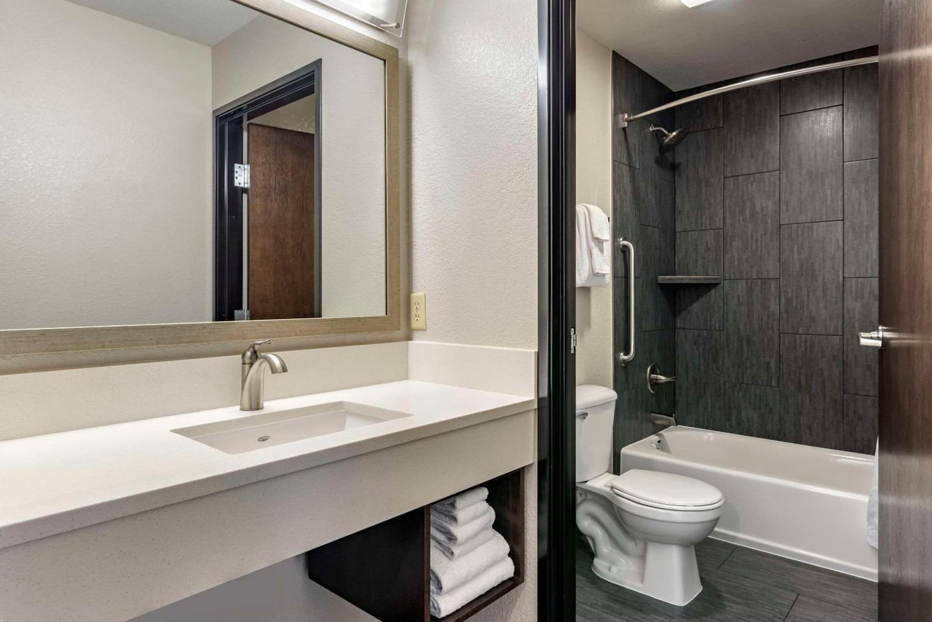 Comfort Inn & Suites Tualatin - Lake Oswego South gallery photo in Tualatin, OR — image 22