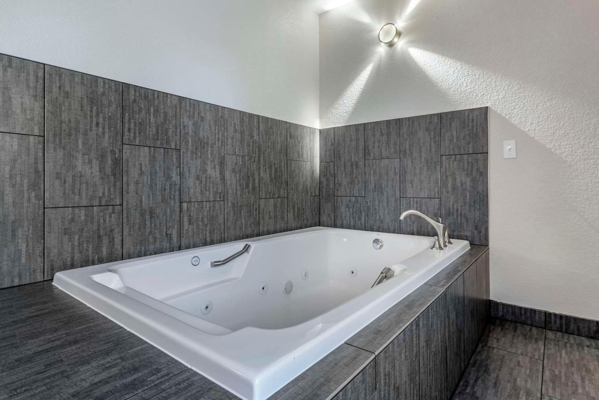 Comfort Inn & Suites Tualatin - Lake Oswego South property views in Tualatin, OR — gallery photo 3