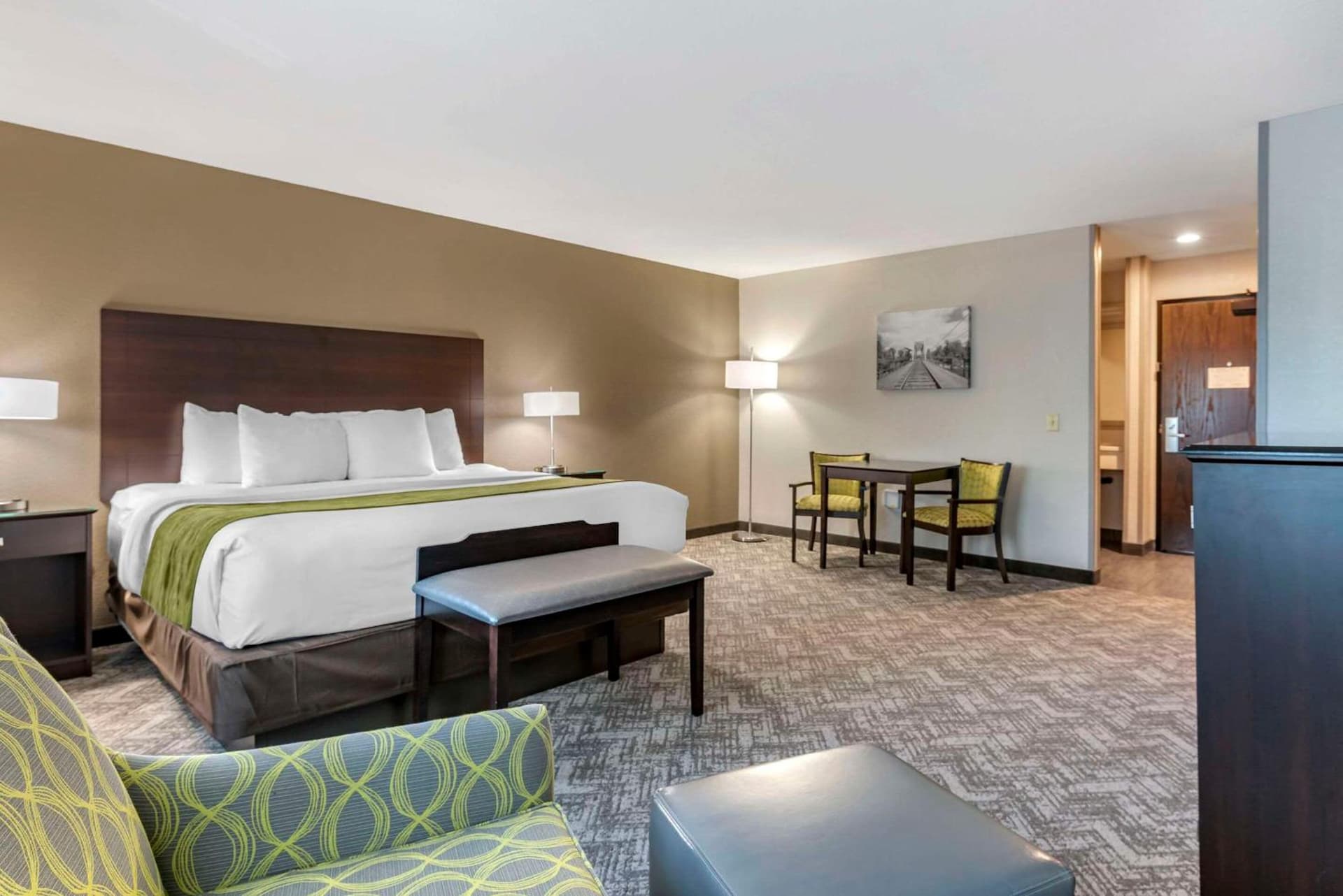 Comfort Inn & Suites Tualatin - Lake Oswego South interior in Tualatin, OR — gallery photo 2