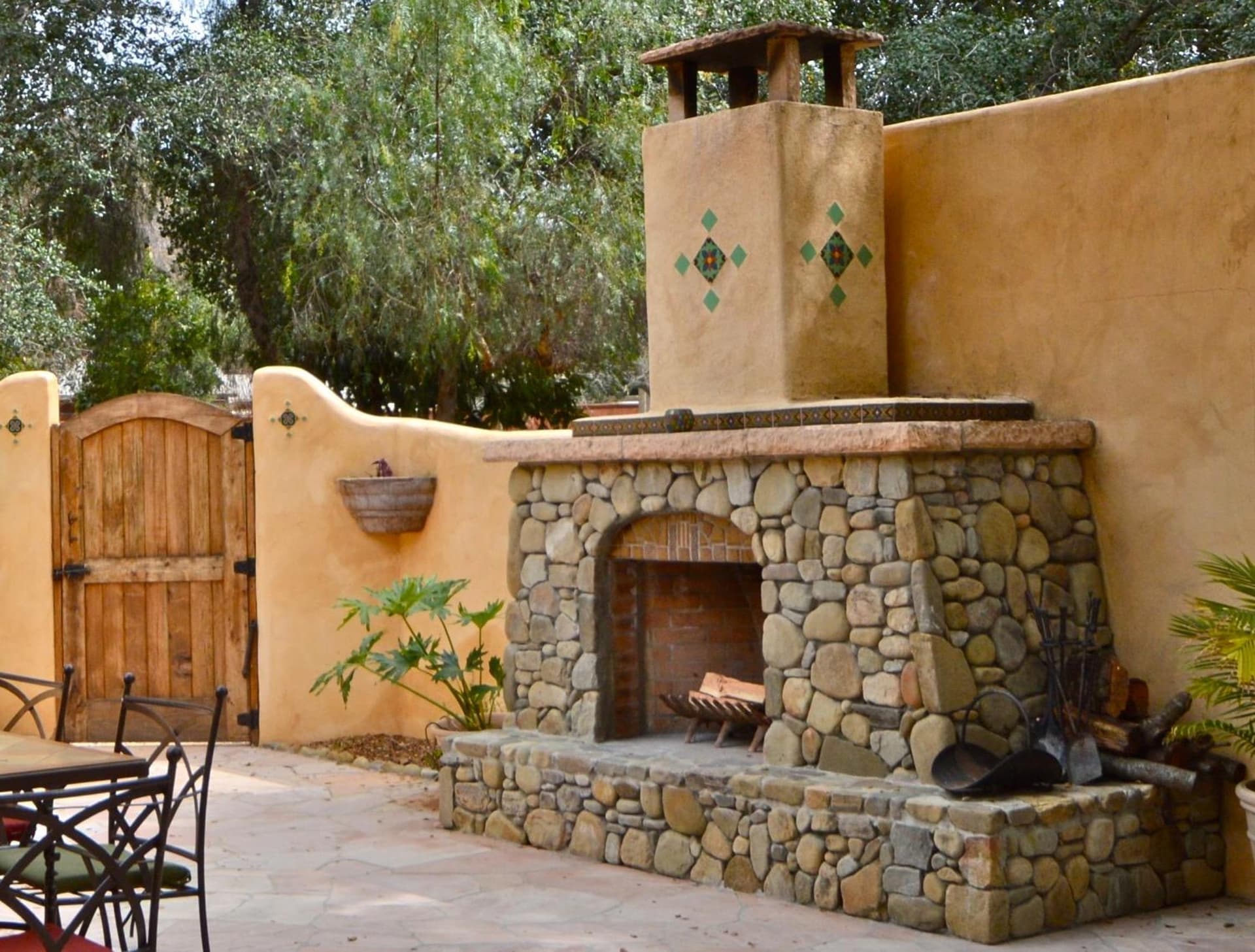 Blue Iguana Inn interior in Ojai, CA — gallery photo 2