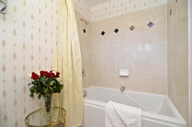 Days Inn & Suites by Wyndham Mountain View interior in Mountain View, CA — gallery photo 2