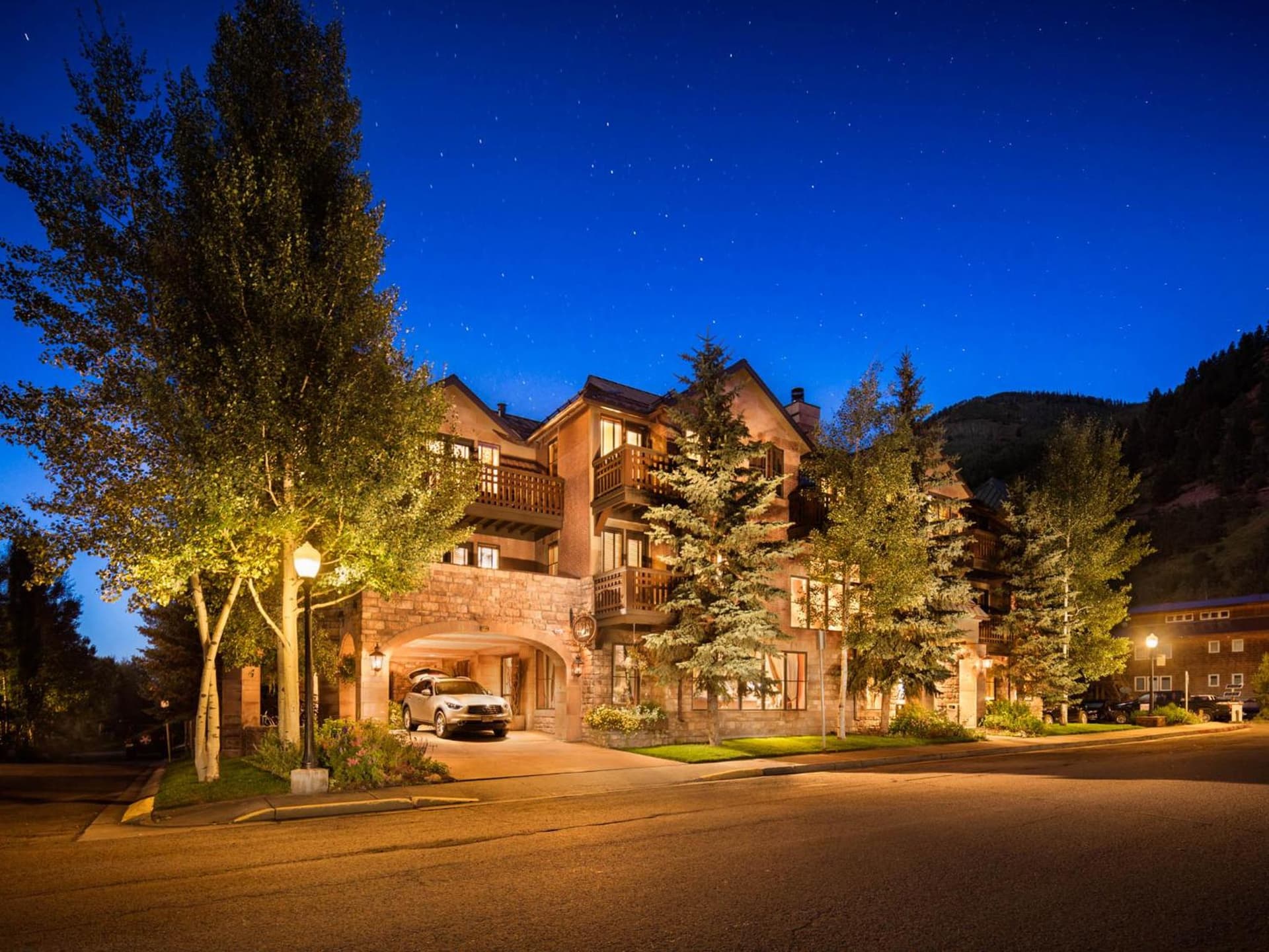 The Hotel Telluride featured exterior or lobby in Telluride, CO — similar hotel