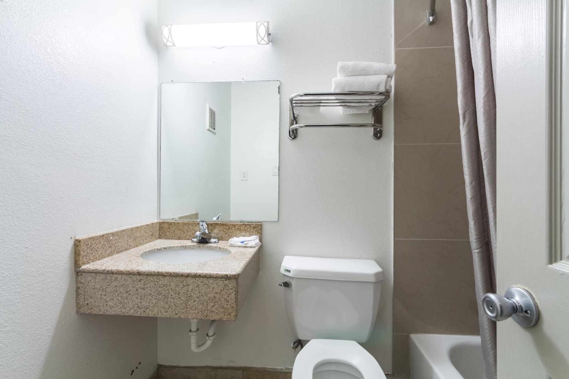 Motel 6-Fort Worth, TX - Seminary gallery photo in Fort Worth, TX — image 17