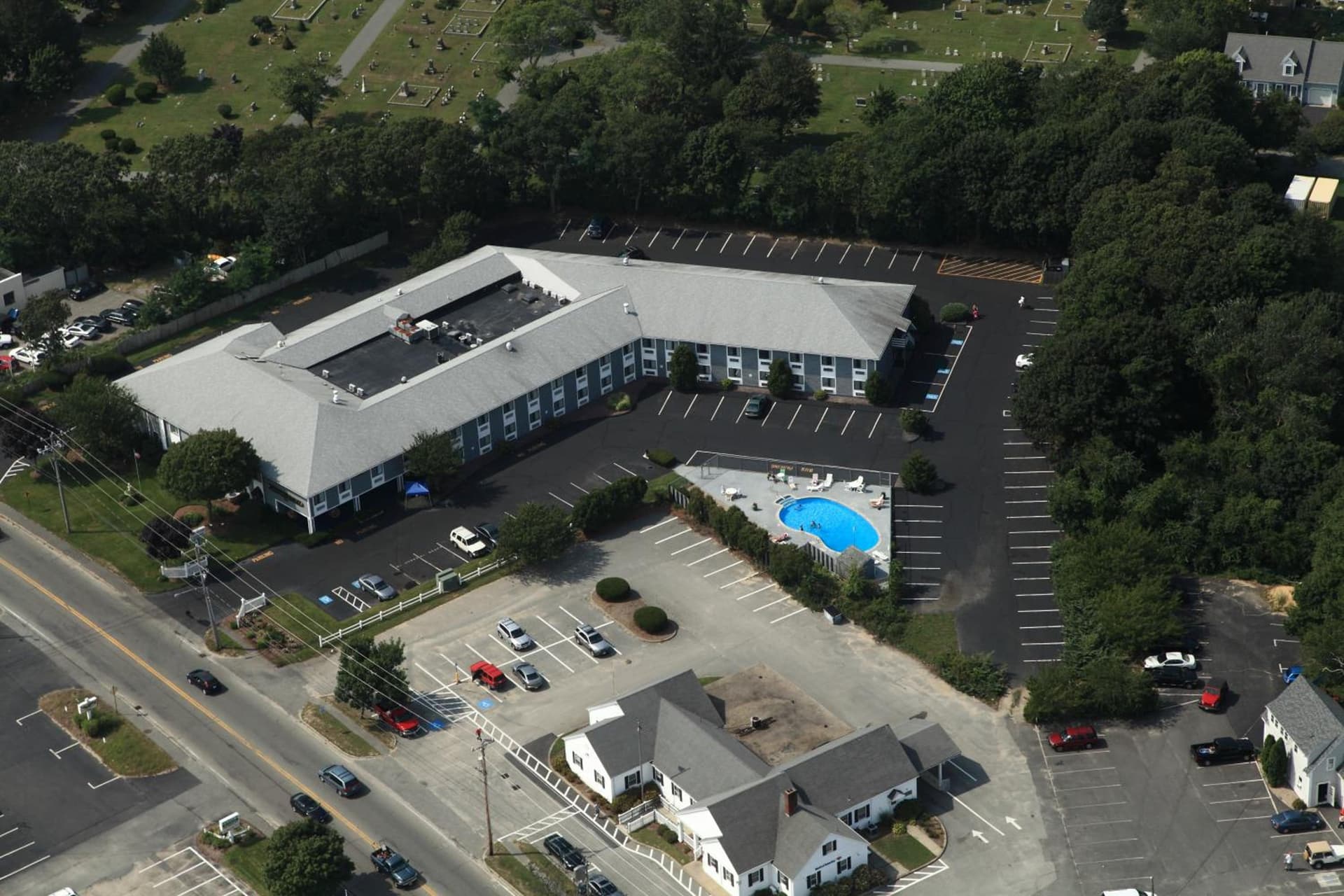 Ambassador Inn and Suites property views in South Yarmouth, MA — gallery photo 3