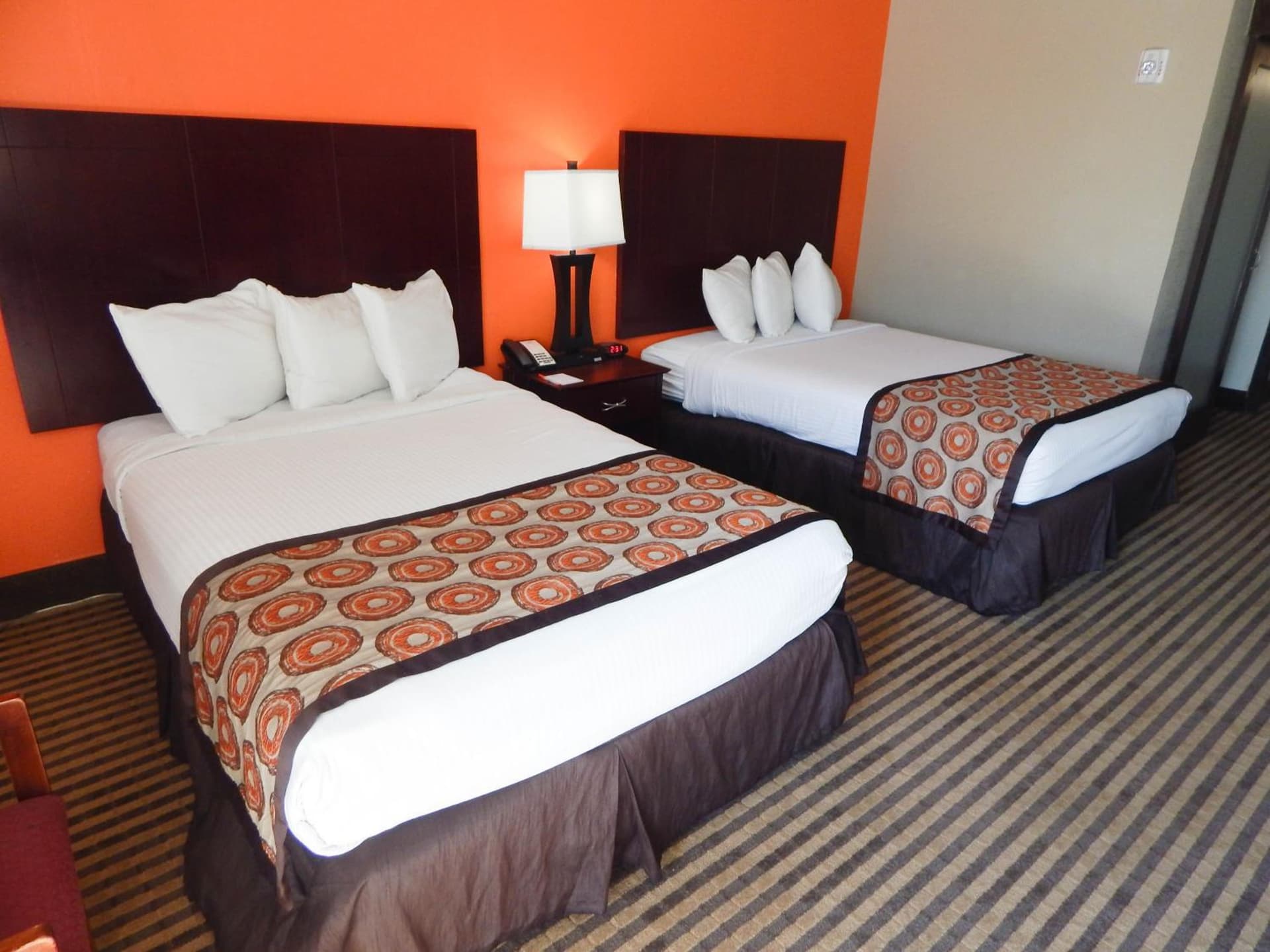 Howard Johnson by Wyndham Arlington Ballpark / Six Flags interior in Arlington, TX — gallery photo 2