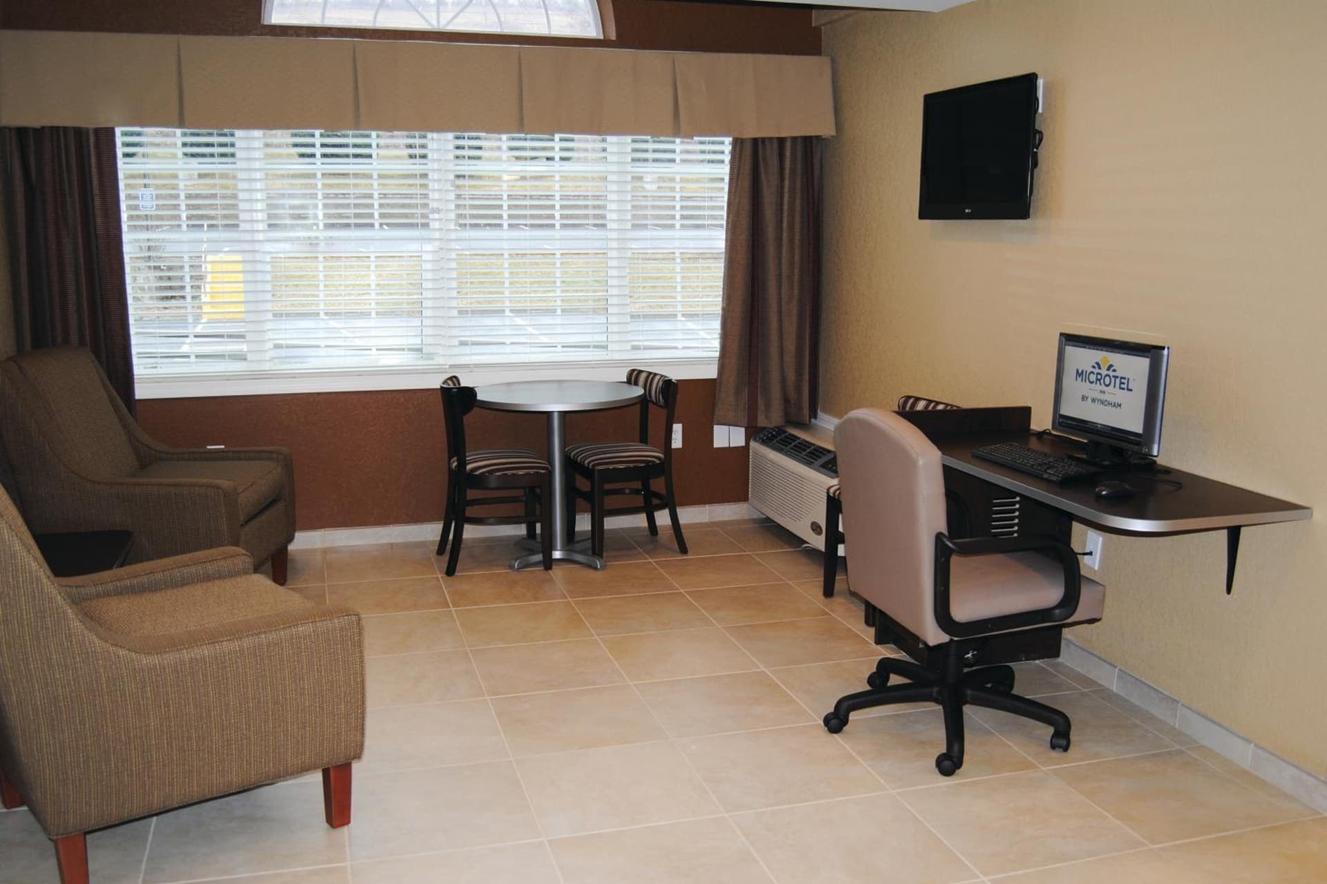 Microtel Inn & Suites By Wyndham Mineral Wells/Parkersburg property views in Mineralwells, WV — gallery photo 3