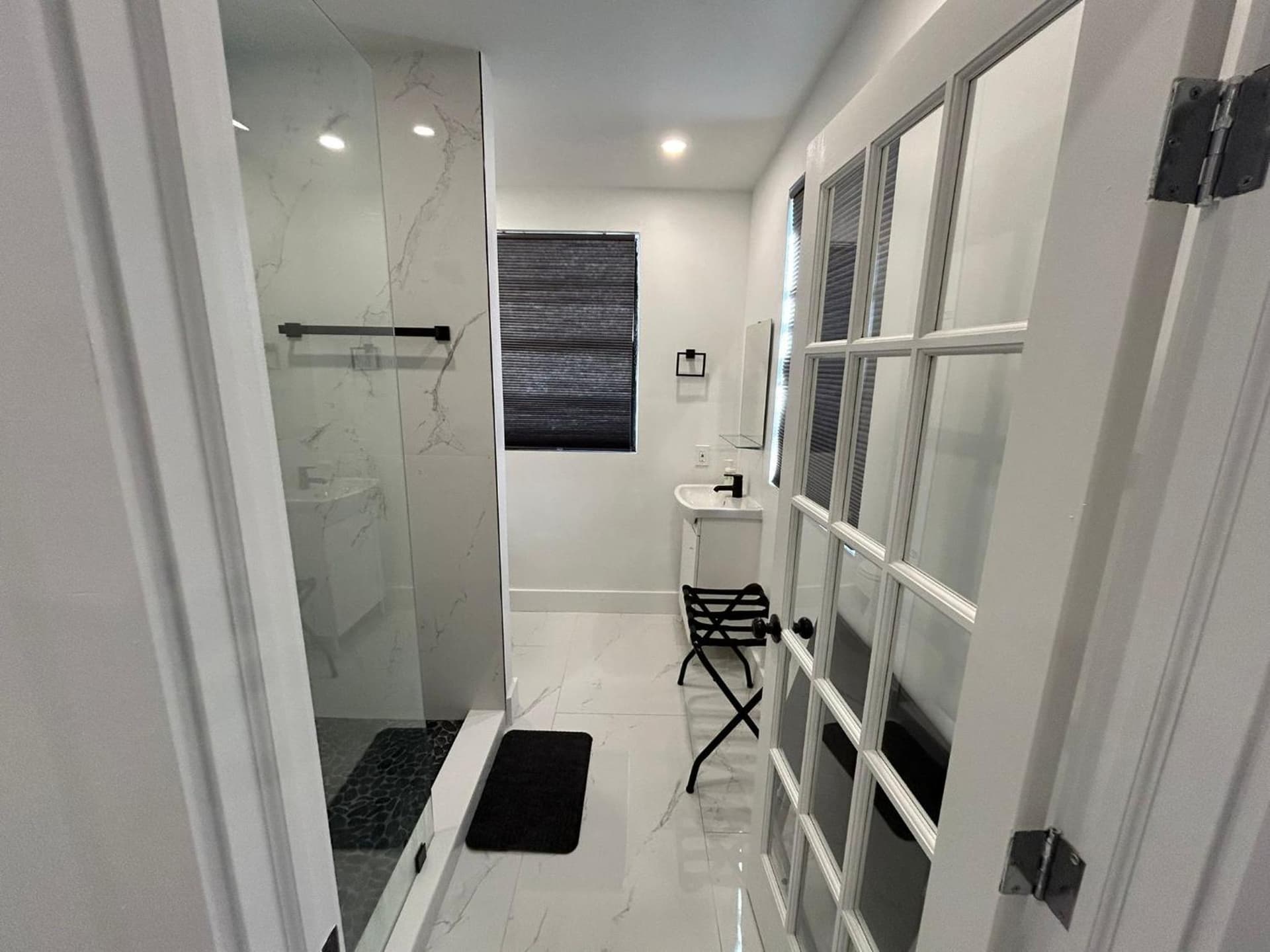 Private Rooms close to Miami Airport - Free parking - 02 interior in Miami, FL — gallery photo 2