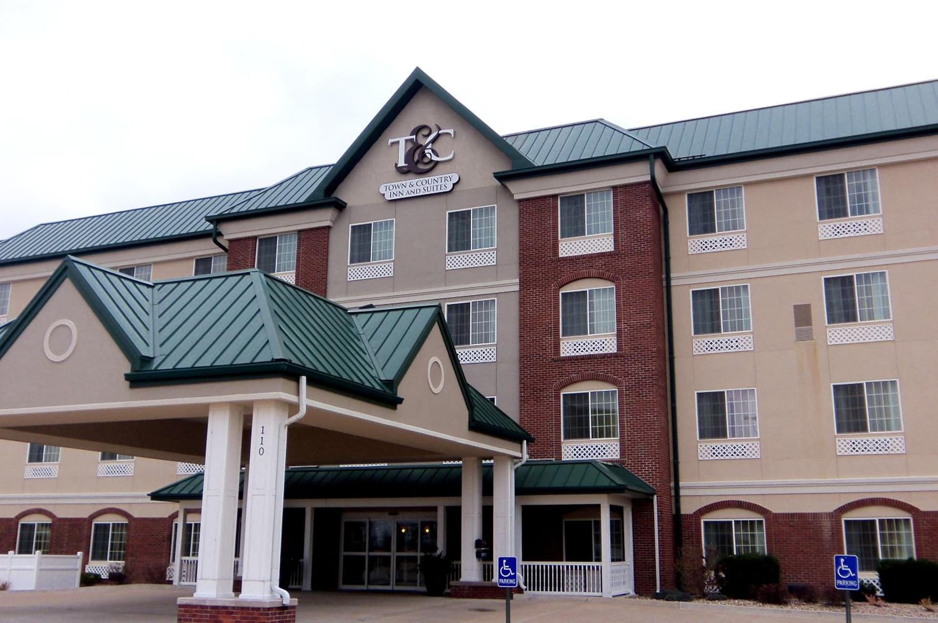 Town & Country Inn and Suites — hotel in Quincy, Illinois
