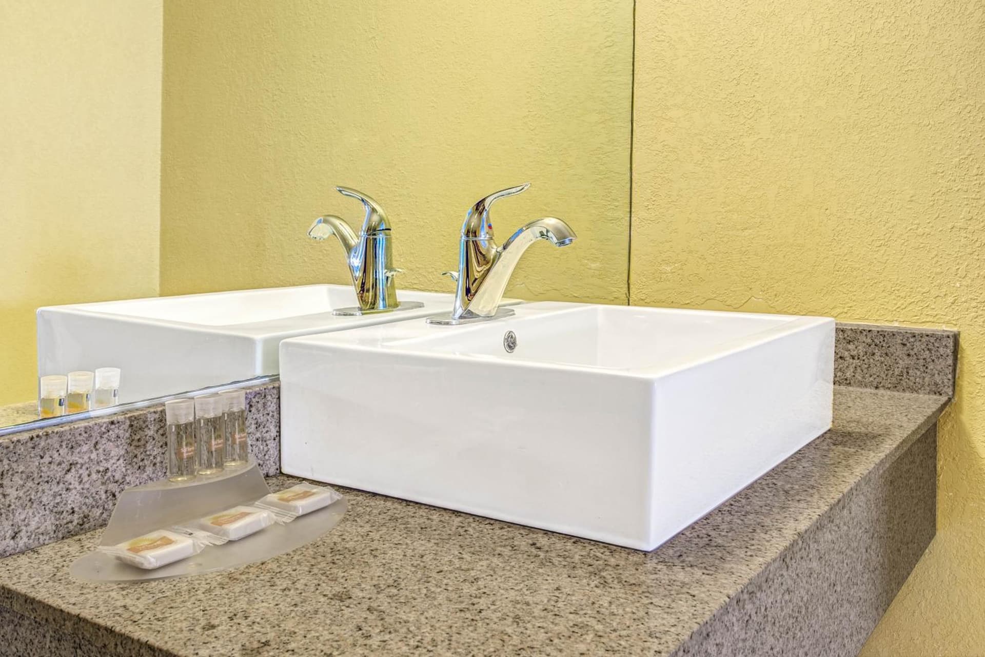 Days Inn by Wyndham St. Petersburg Central gallery photo in St Petersburg, FL — image 28