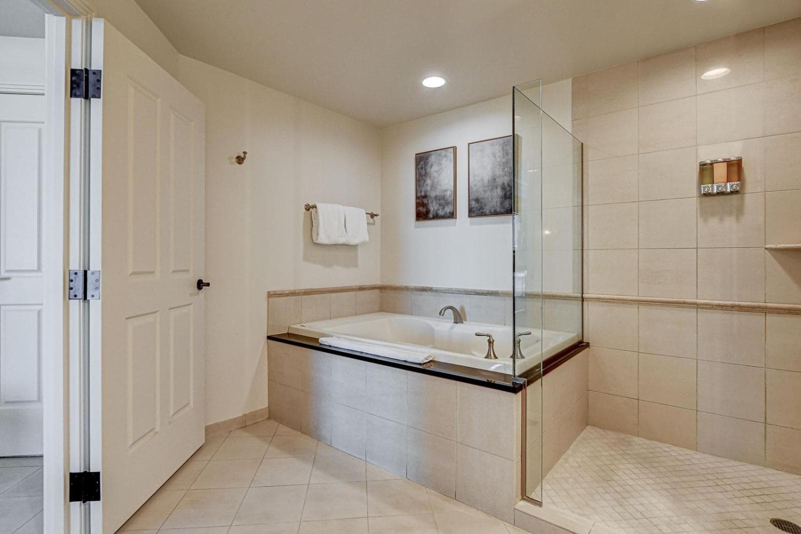 The Rosé II MGM Signature Studio Suite Tower 3 5 MIN WALK FROM F1 GRANDSTAND gallery photo in Paradise, NV — image 37