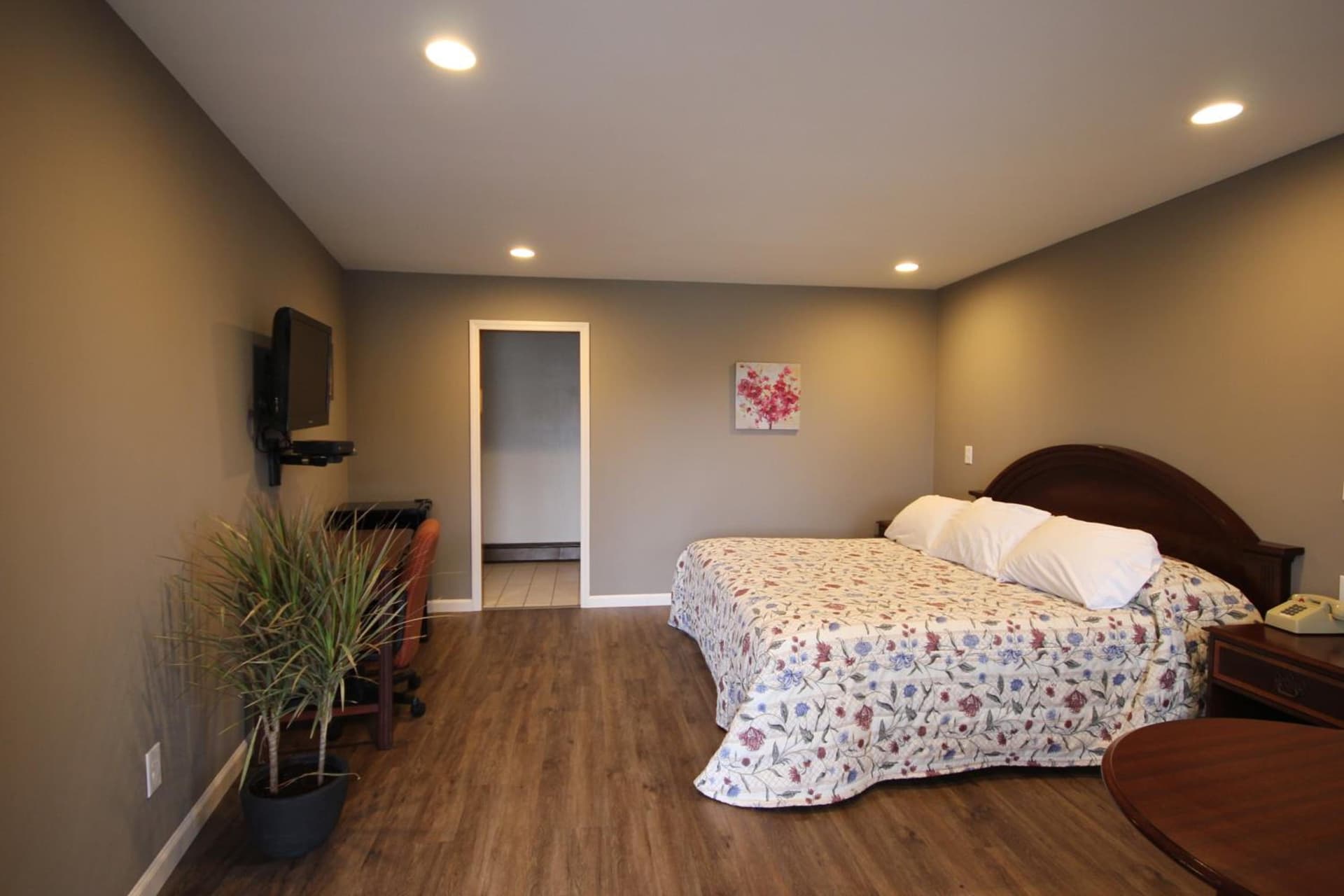 Heidi's Inn interior in Brewster, NY — gallery photo 2
