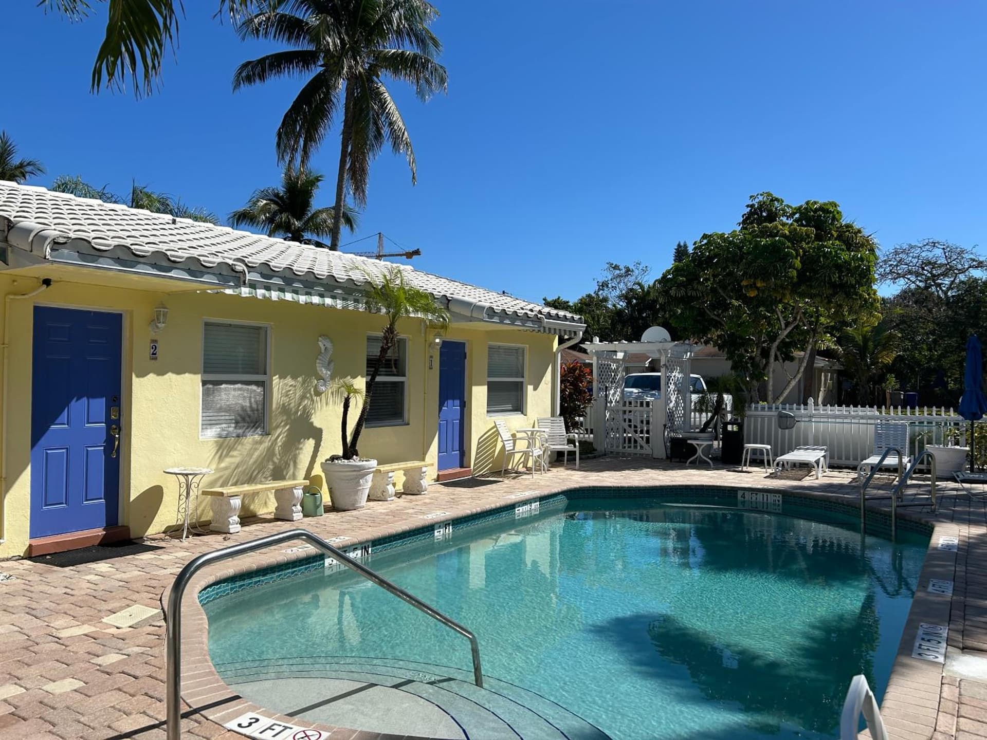 Bahama Beach Club Pompano - Fort Lauderdale - Charming and Cozy Studios & Apartments close to Beach with heated Pool interior in Pompano Beach, FL — gallery photo 2