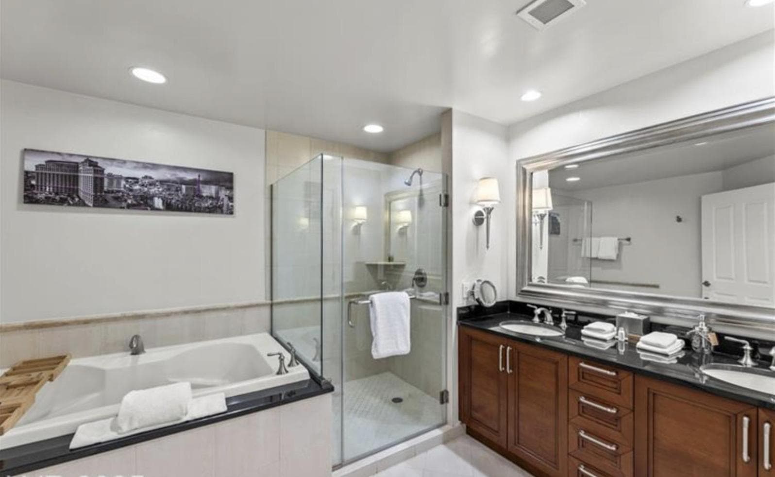 The Jest's Retreat at MGM Signature Tower 3 5 MIN WALK FROM F1 GRANDSTAND gallery photo in Paradise, NV — image 29