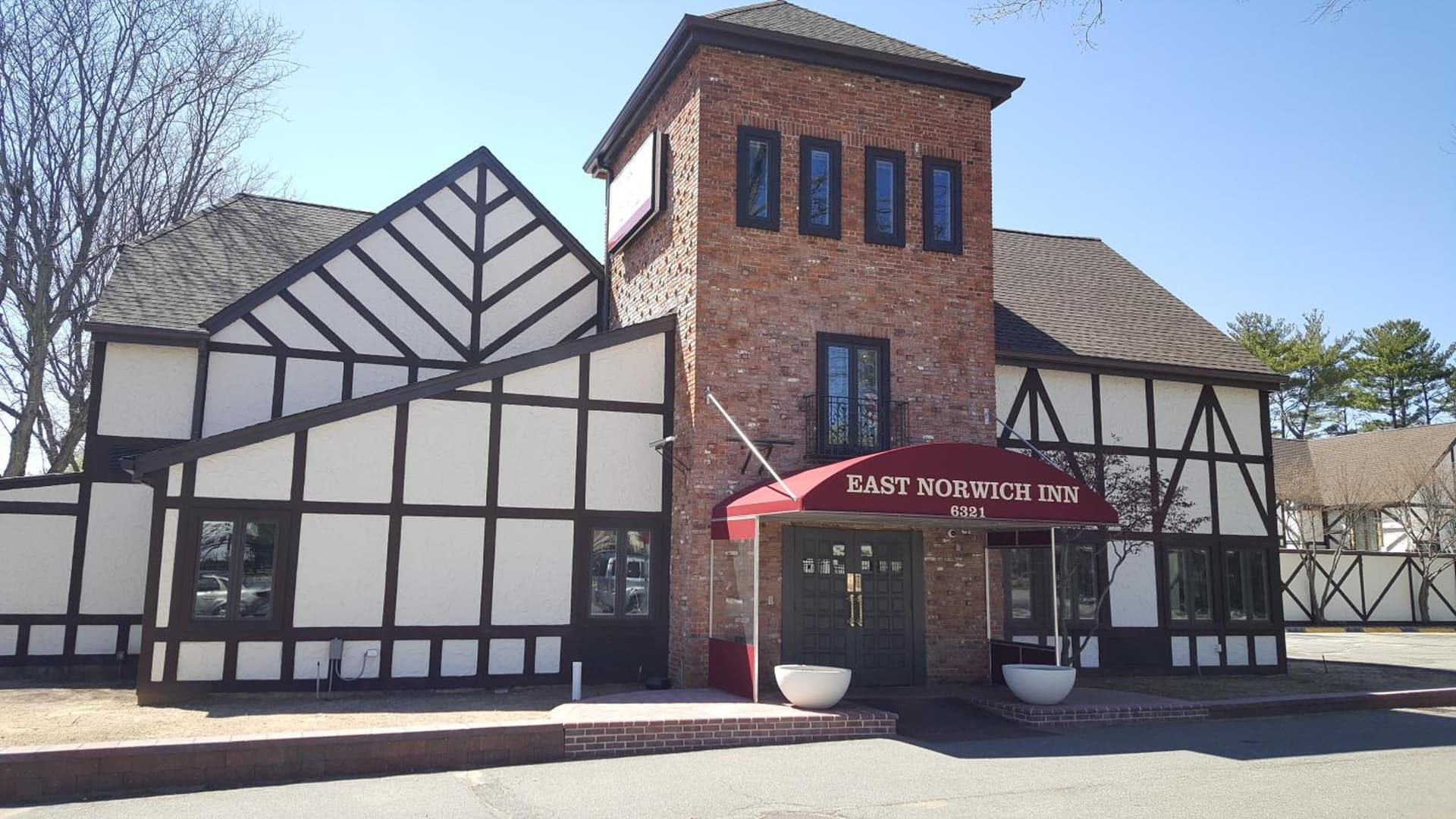 East Norwich Inn featured exterior or lobby in East Norwich, NY — similar hotel