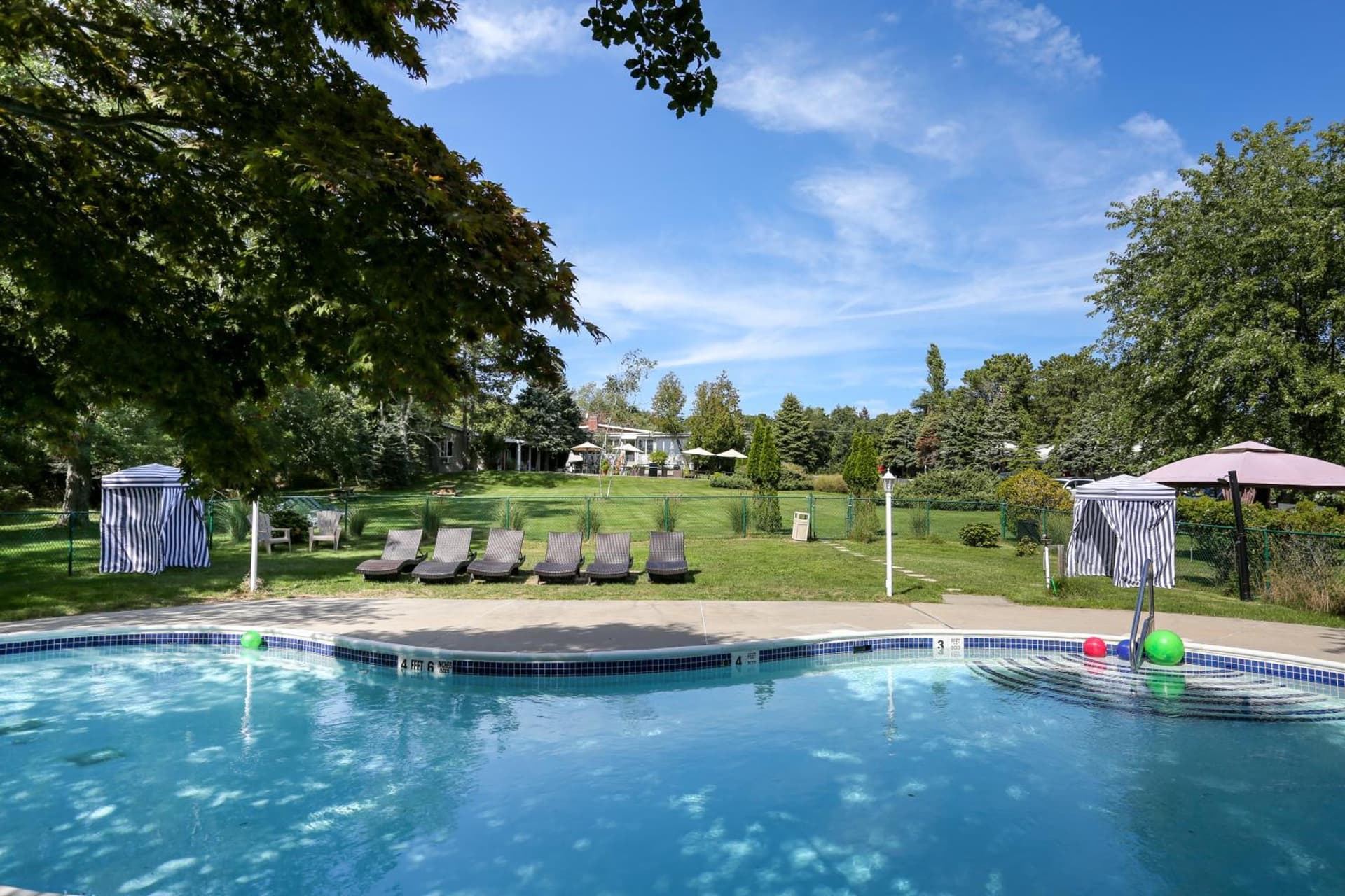 Hamlet Inn - Walk to PALM TREE FESTIVAL gallery photo in Southampton, NY — image 34