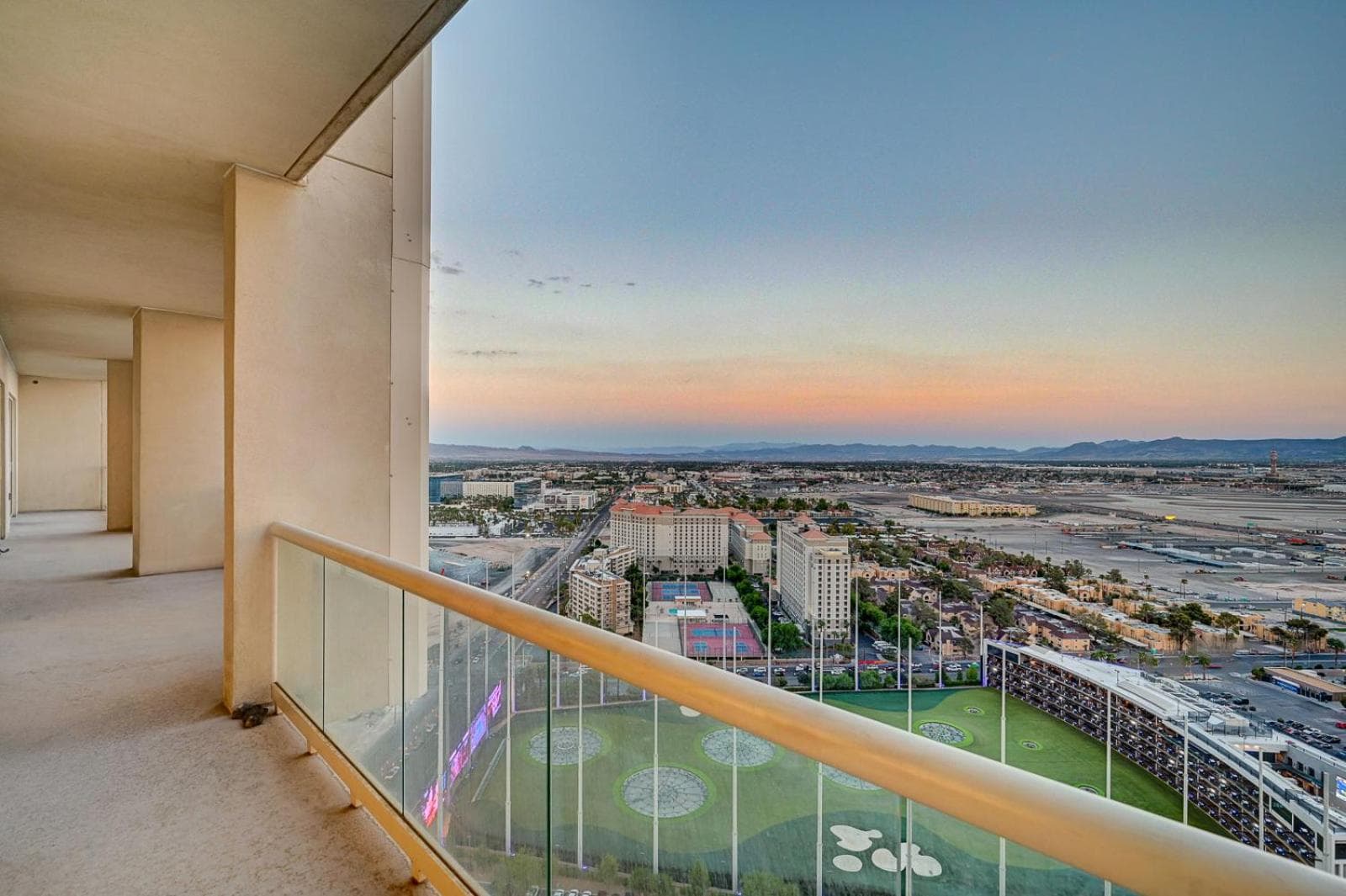 The Signature Escape at MGM Signature Tower 2 5 MIN WALK FROM F1 GRANDSTAND gallery photo in Paradise, NV — image 59