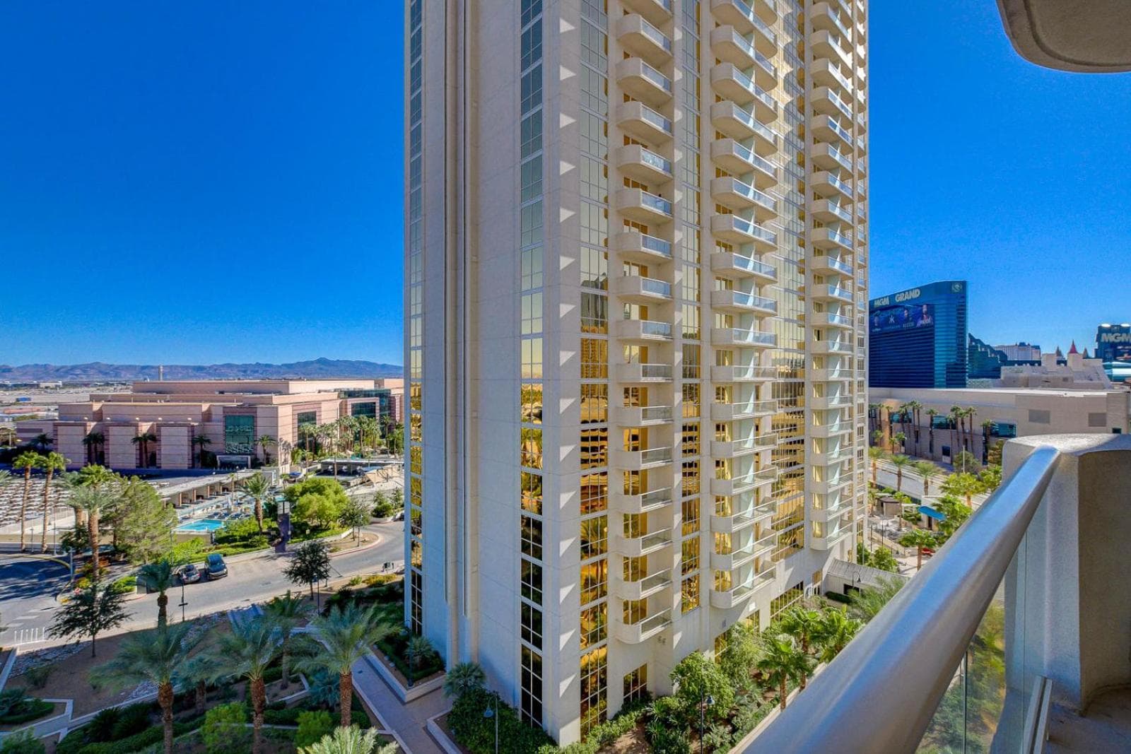 The Signature Escape at MGM Signature Tower 2 5 MIN WALK FROM F1 GRANDSTAND gallery photo in Paradise, NV — image 46