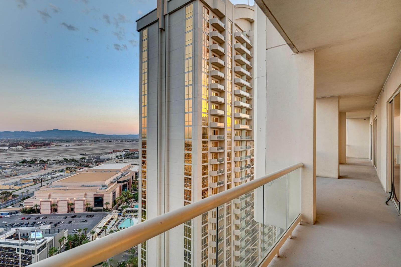 The Esme Suite at MGM Signature 5 MIN WALK FROM F1 GRANDSTAND Located at Tower 2 gallery photo in Paradise, NV — image 62