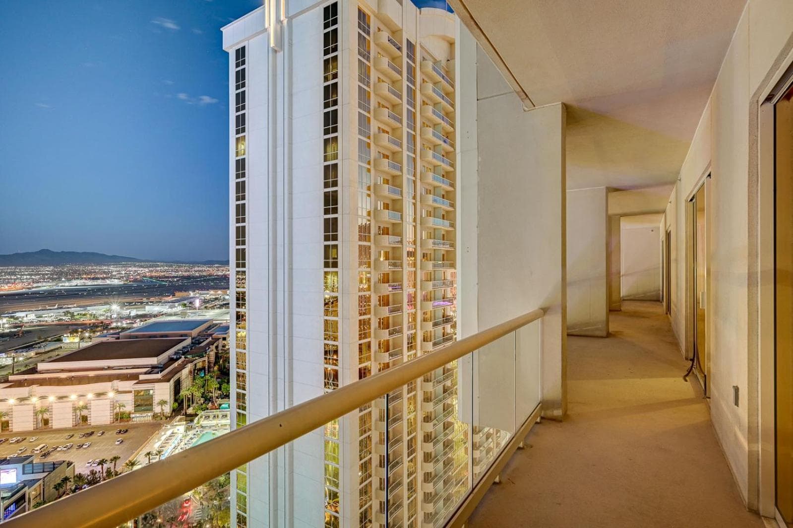 The Esme Suite at MGM Signature 5 MIN WALK FROM F1 GRANDSTAND Located at Tower 2 interior in Paradise, NV — gallery photo 2
