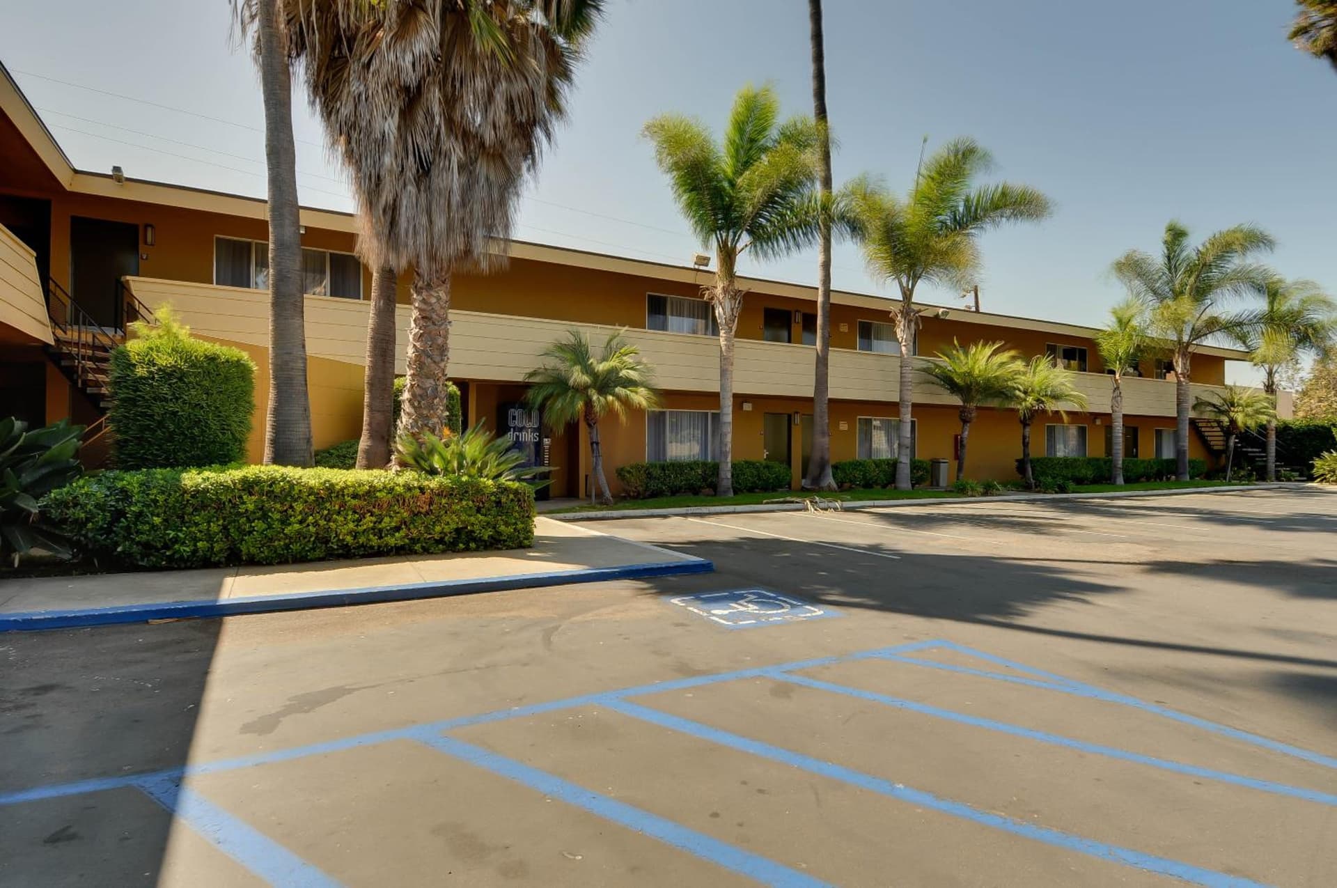 Hotel Palmeras Chula Vista interior in Chula Vista, CA — gallery photo 2