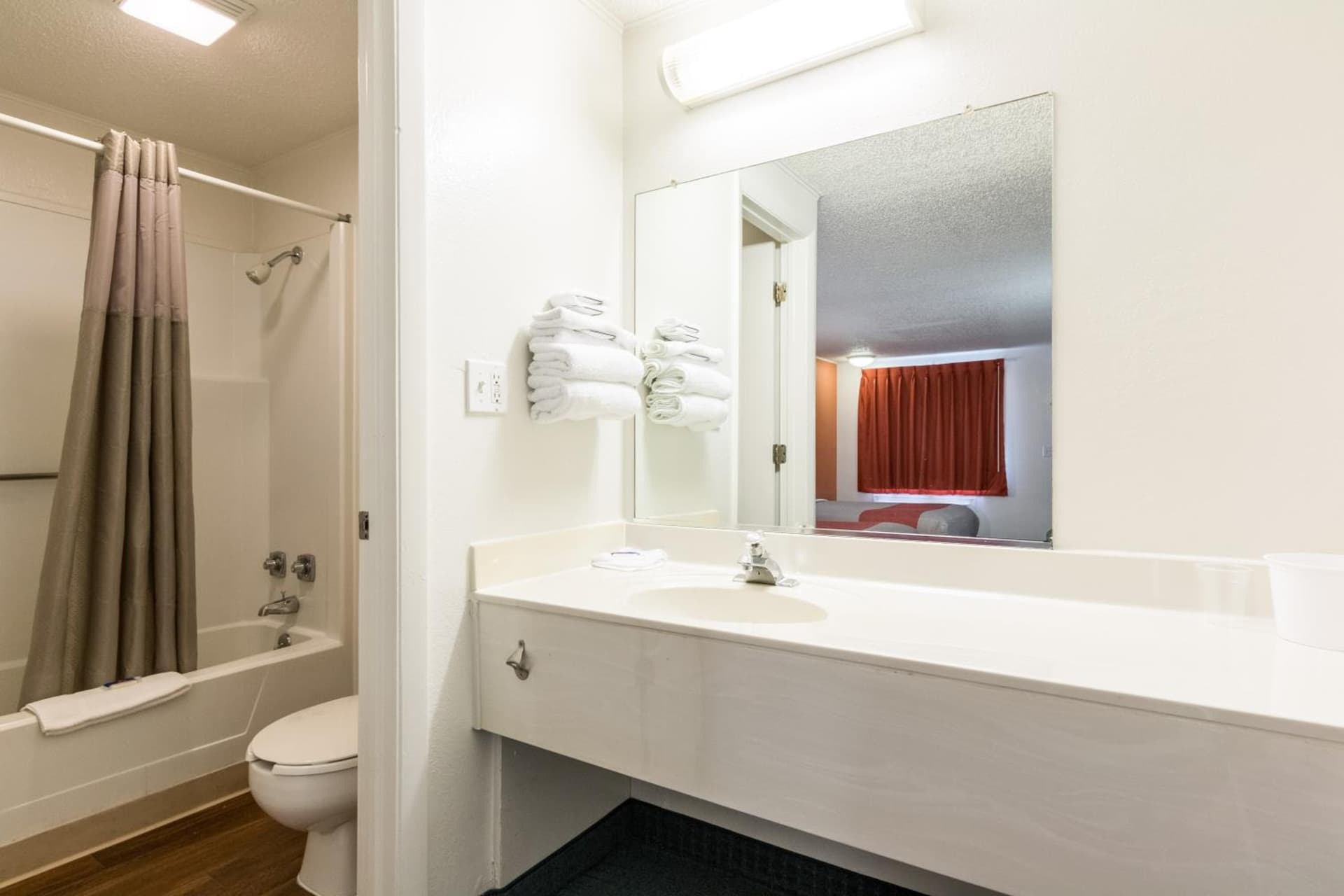 Travelodge by Wyndham Lansing gallery photo in Lansing, MI — image 24