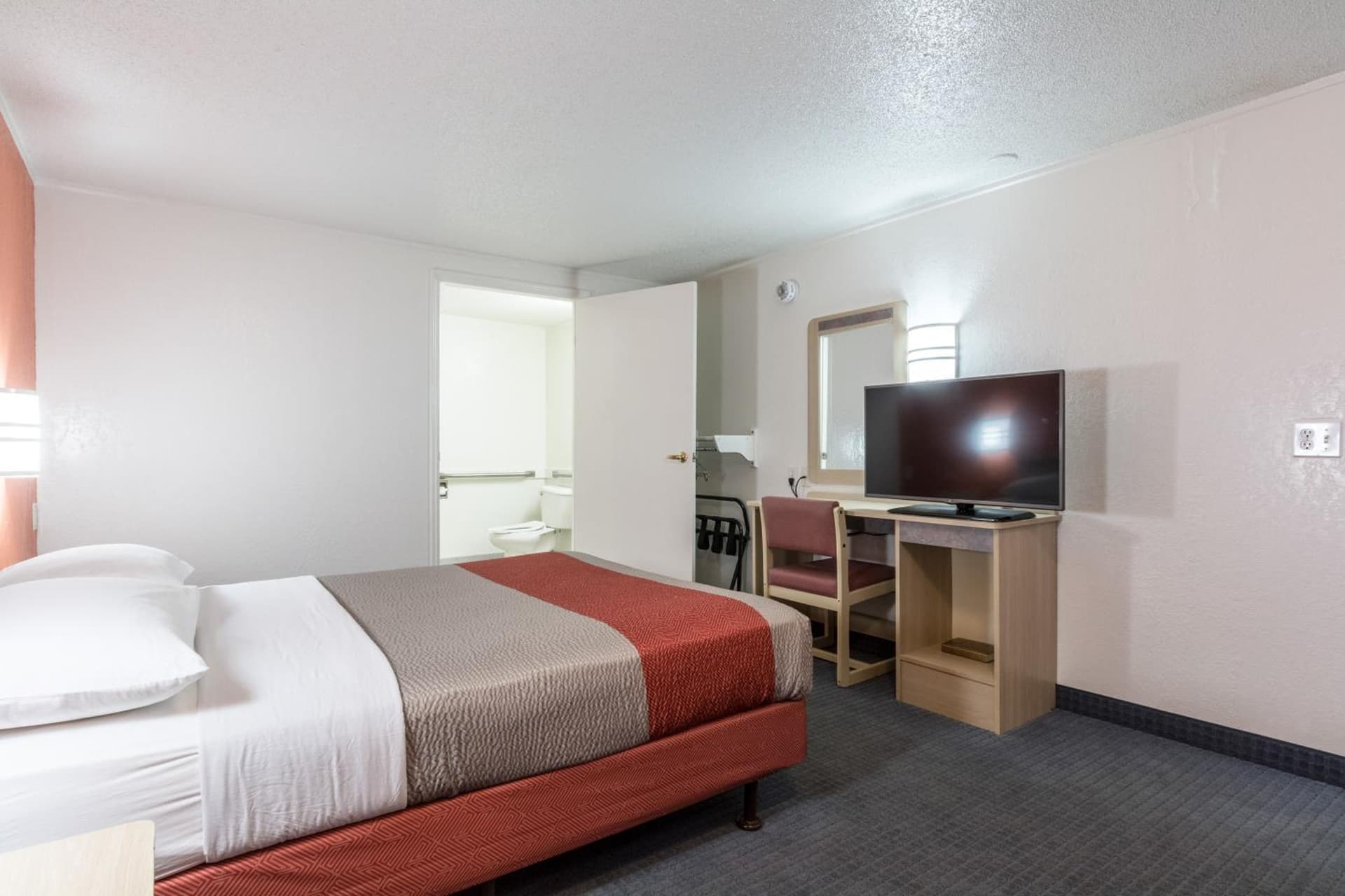 Travelodge by Wyndham Lansing gallery photo in Lansing, MI — image 26