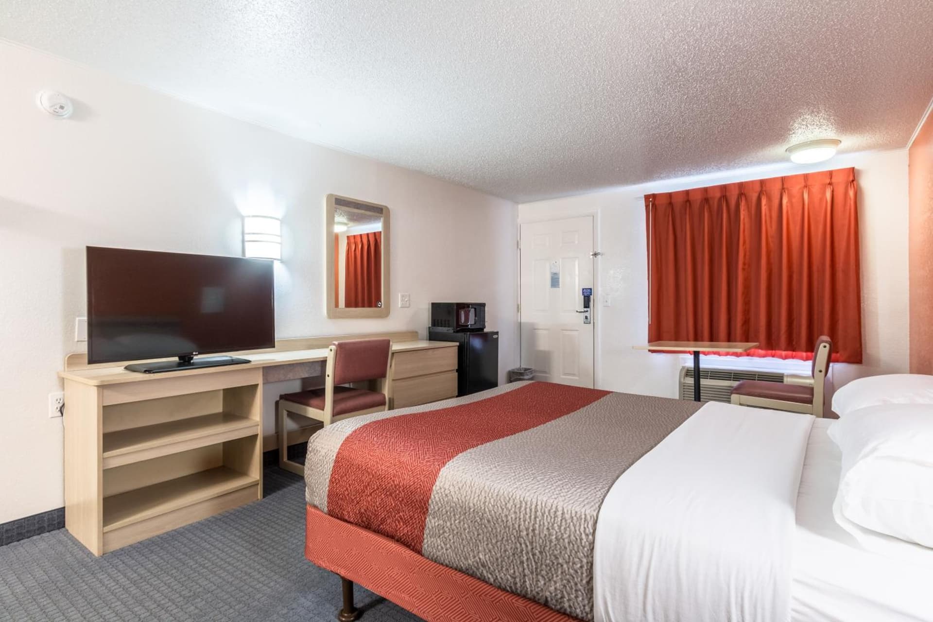 Travelodge by Wyndham Lansing property views in Lansing, MI — gallery photo 3
