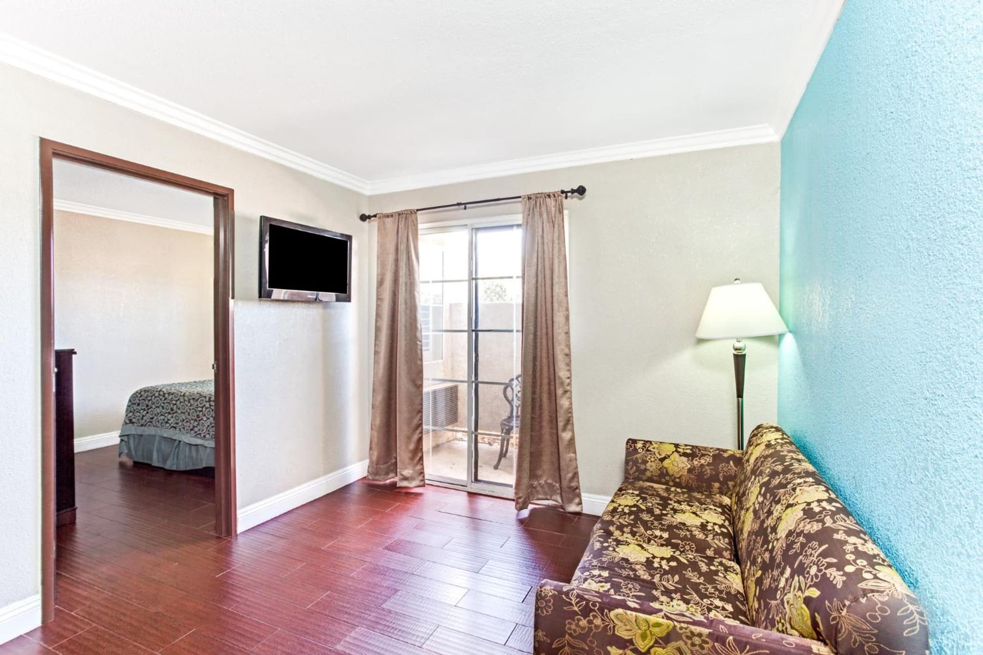 Cabana Inn & Suites property views in Long Beach, CA — gallery photo 3