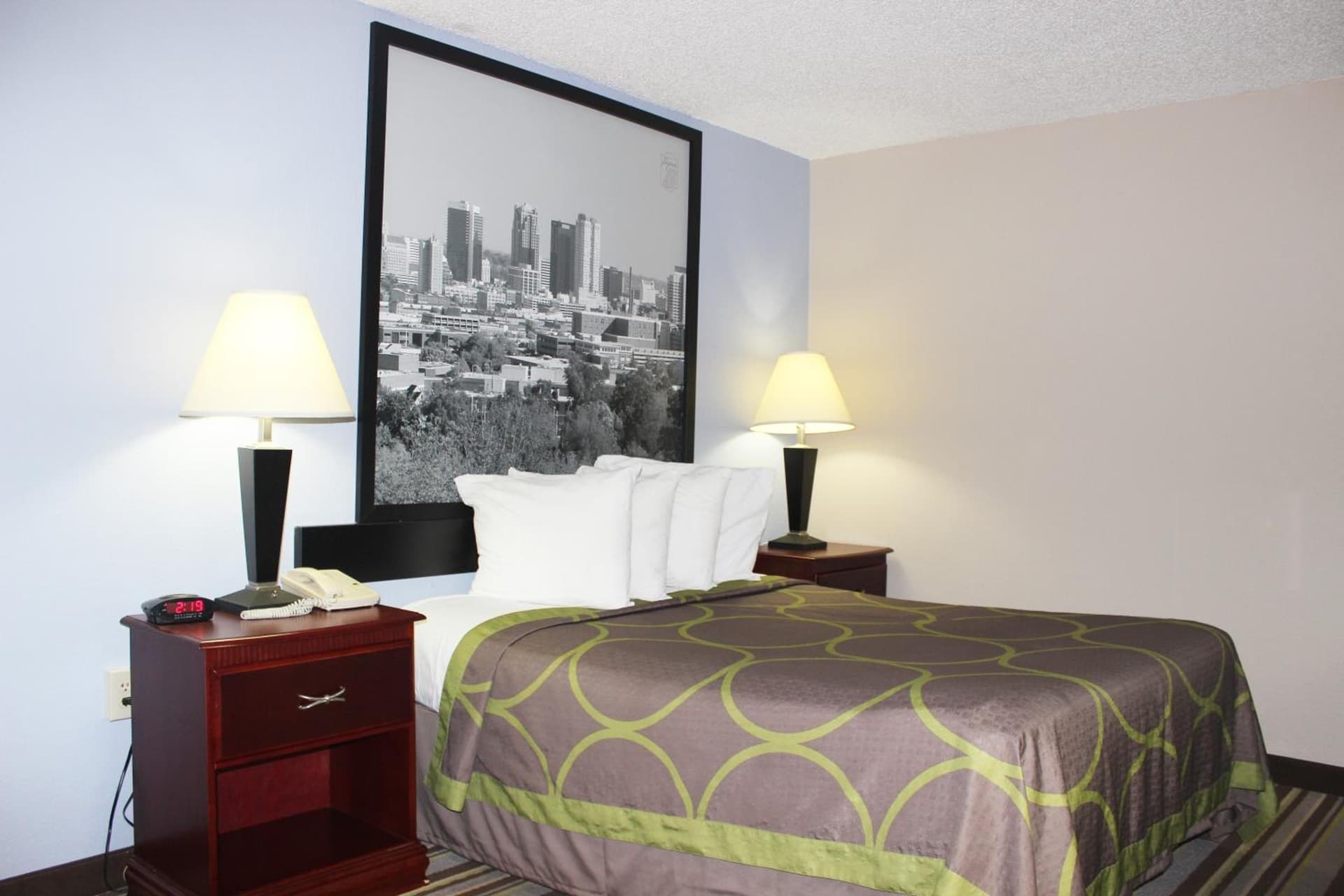 Super 8 by Wyndham Tuscaloosa gallery photo in Tuscaloosa, AL — image 19