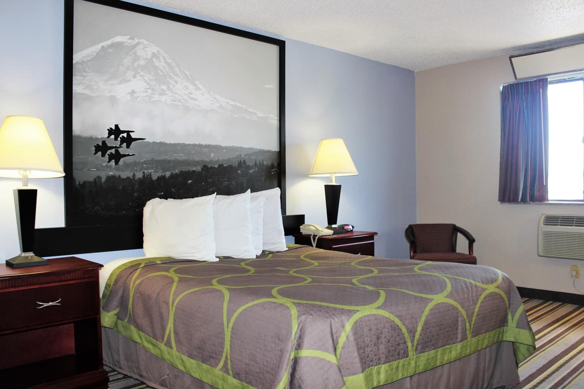 Super 8 by Wyndham Tuscaloosa interior in Tuscaloosa, AL — gallery photo 2