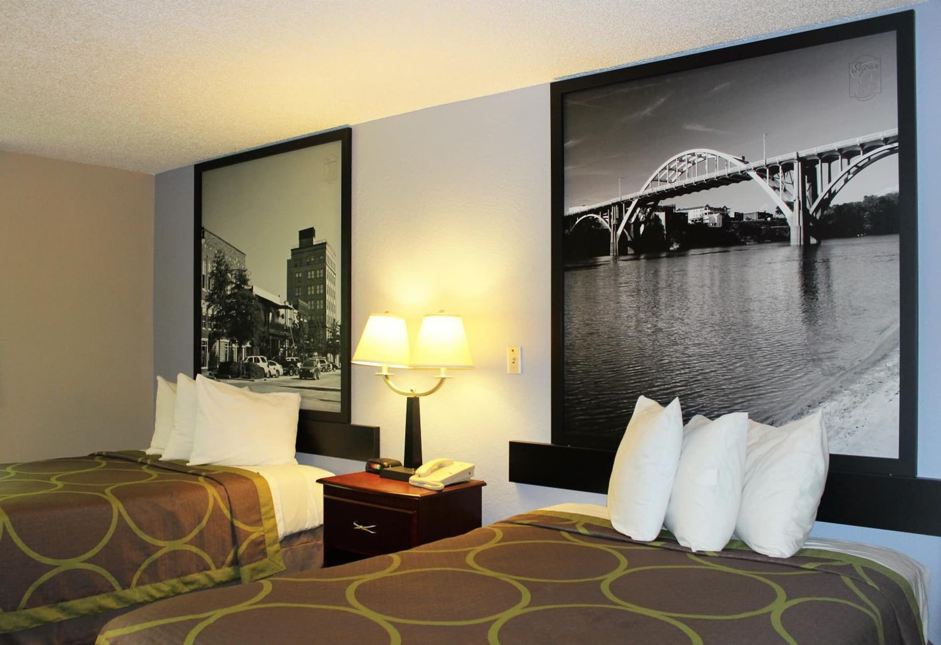 Super 8 by Wyndham Tuscaloosa gallery photo in Tuscaloosa, AL — image 7