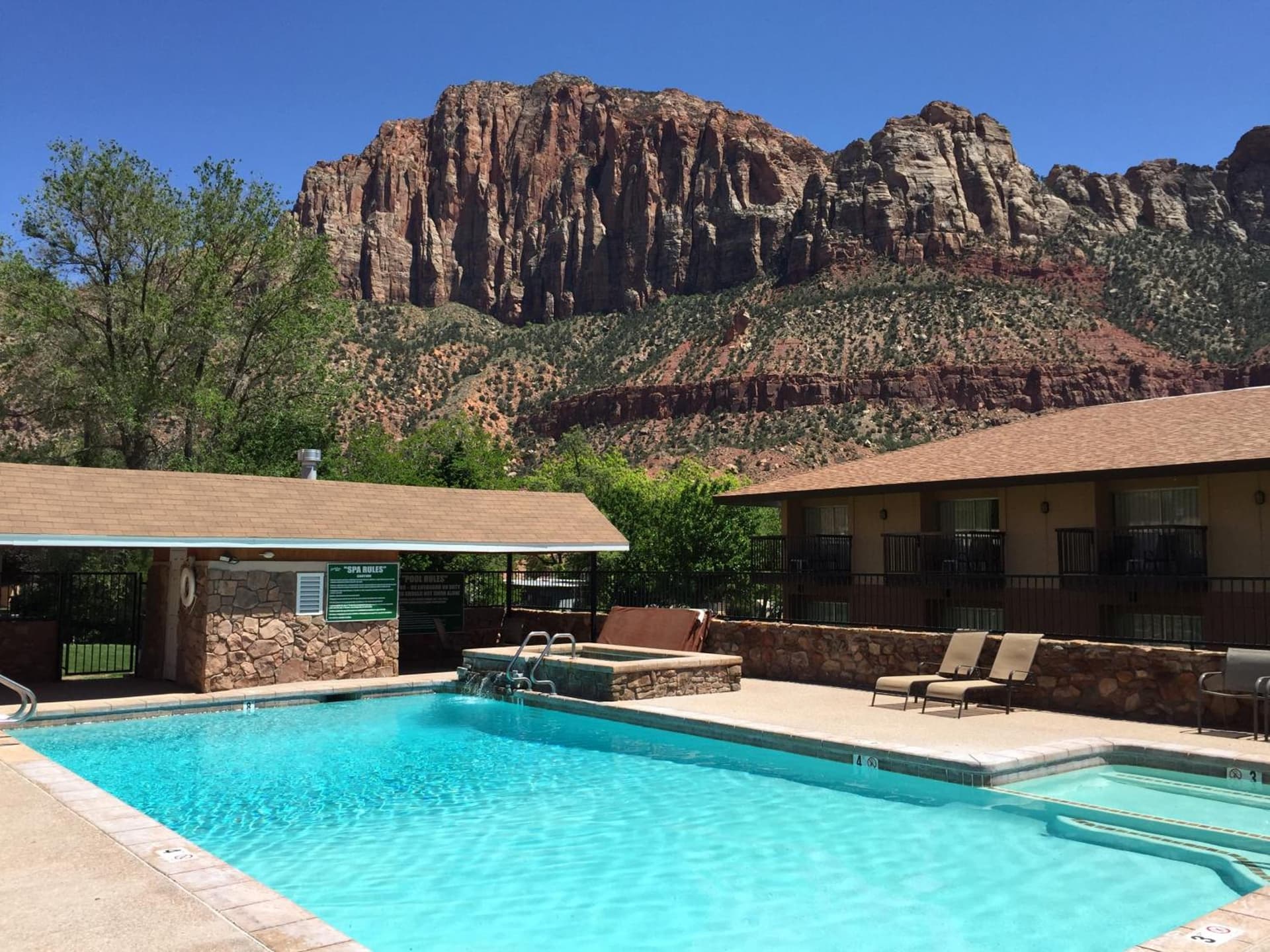 Bumbleberry Inn interior in Springdale, UT — gallery photo 2