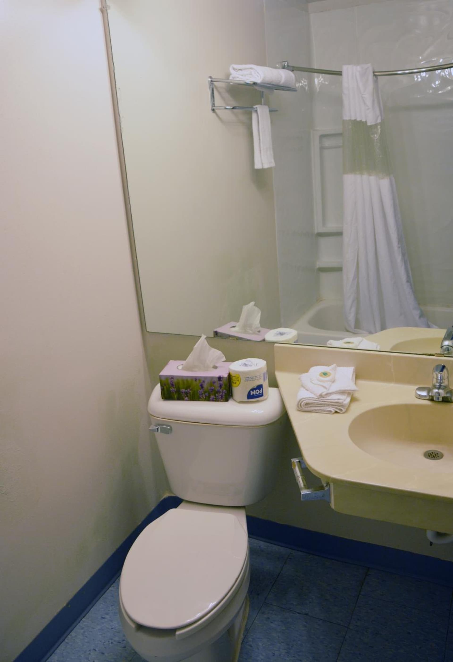 Travelodge by Wyndham Milwaukee gallery photo in Milwaukee, WI — image 20