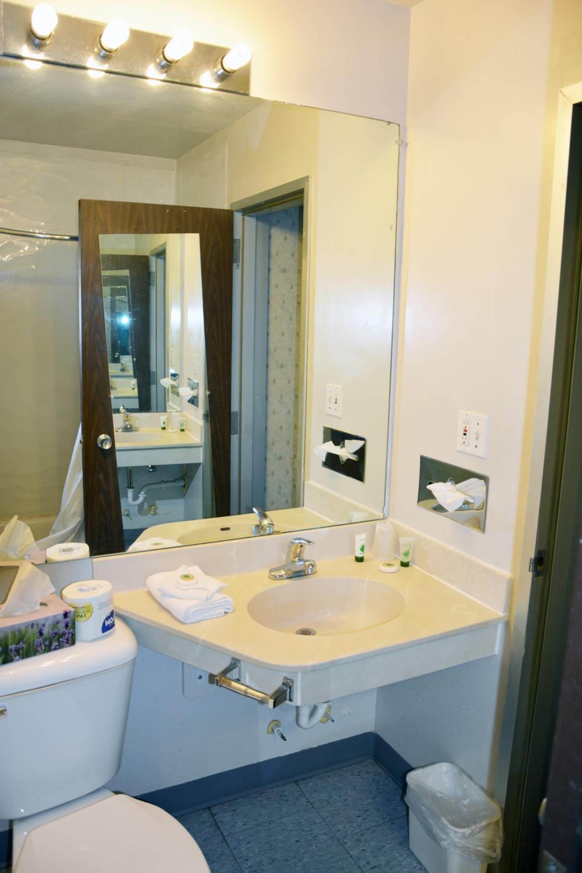 Travelodge by Wyndham Milwaukee gallery photo in Milwaukee, WI — image 32