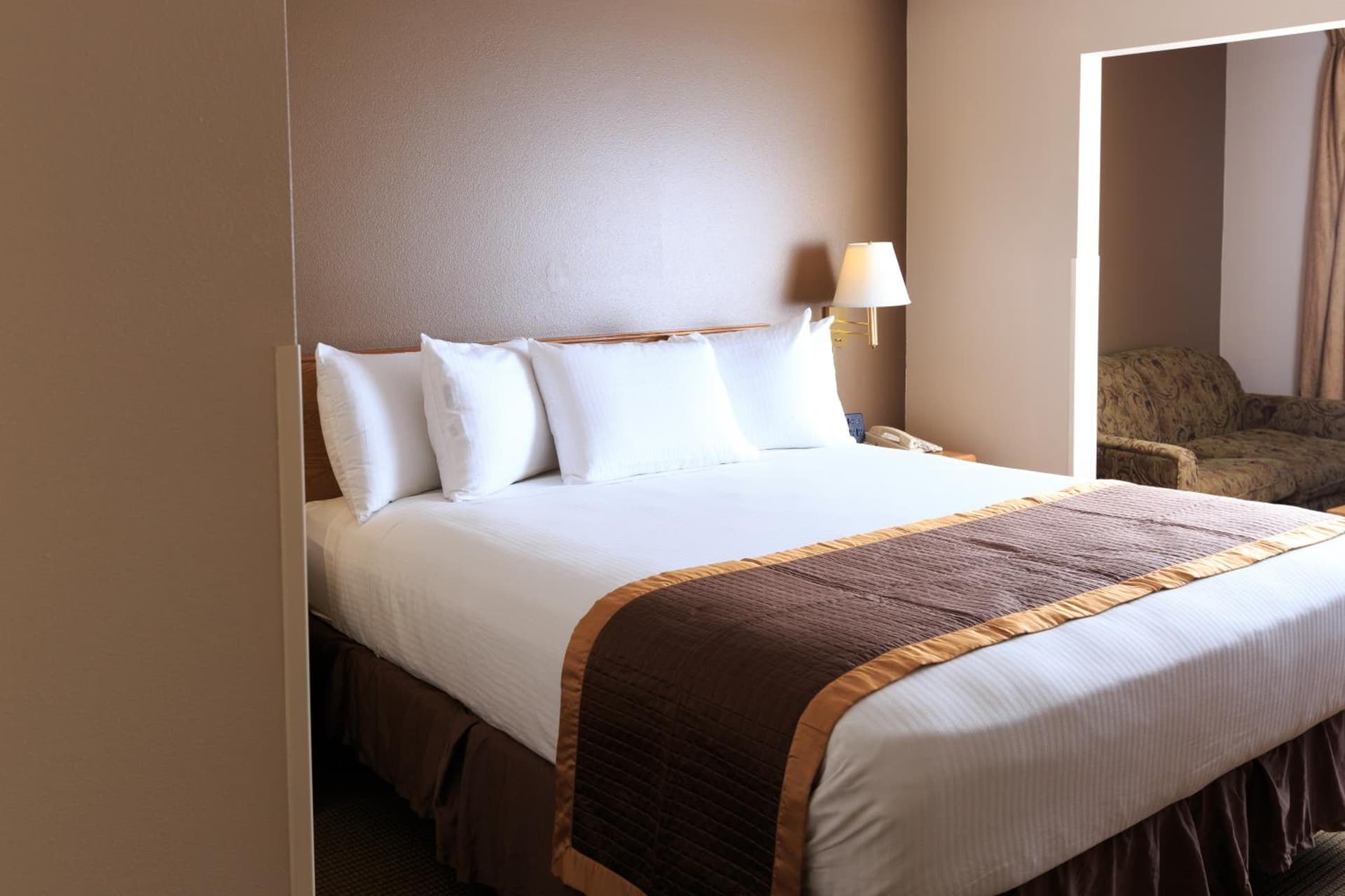 New Victorian Inn & Suites Lincoln interior in Lincoln, NE — gallery photo 2