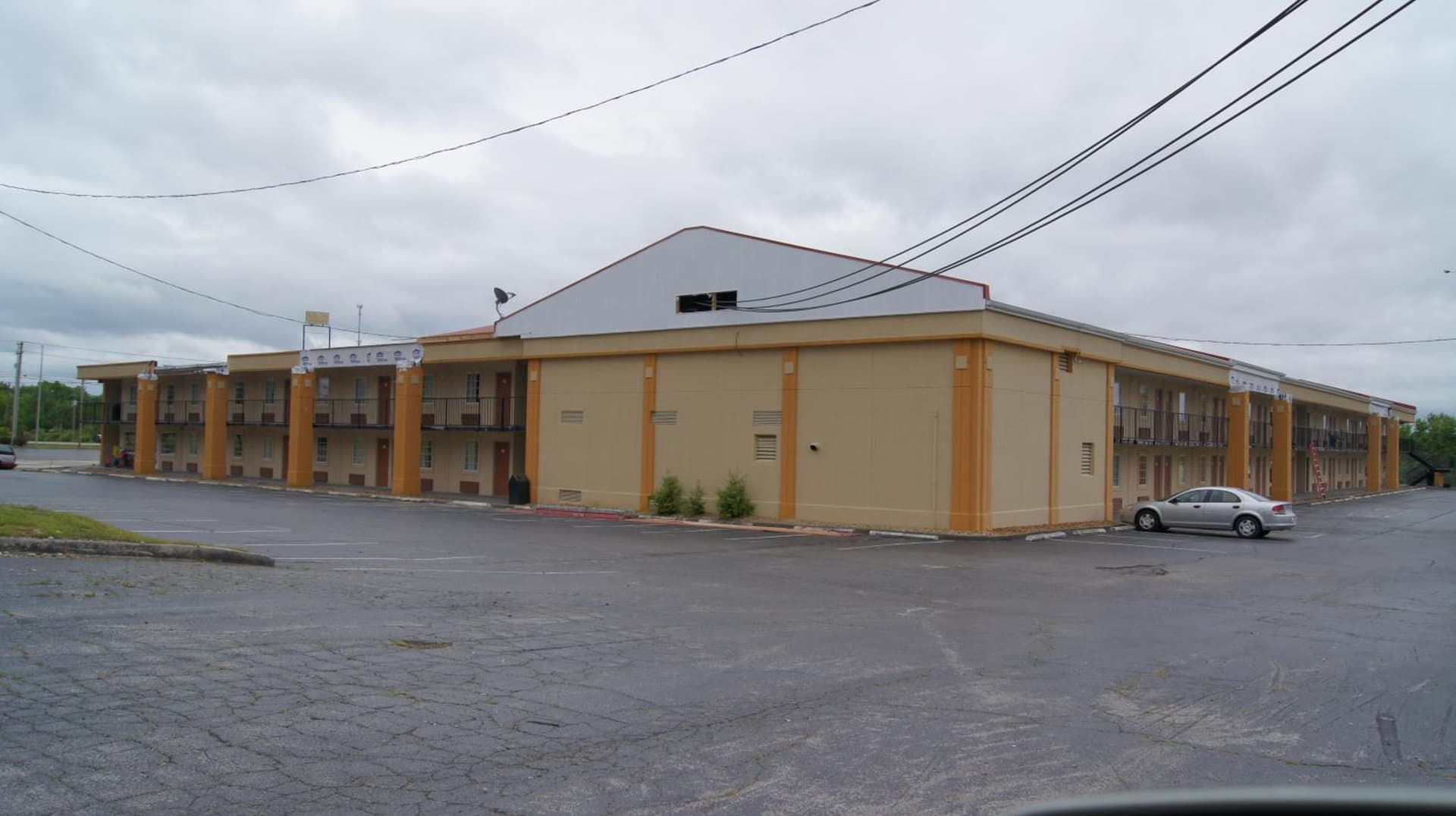 Executive Inn featured exterior or lobby in Crossville, TN — similar hotel