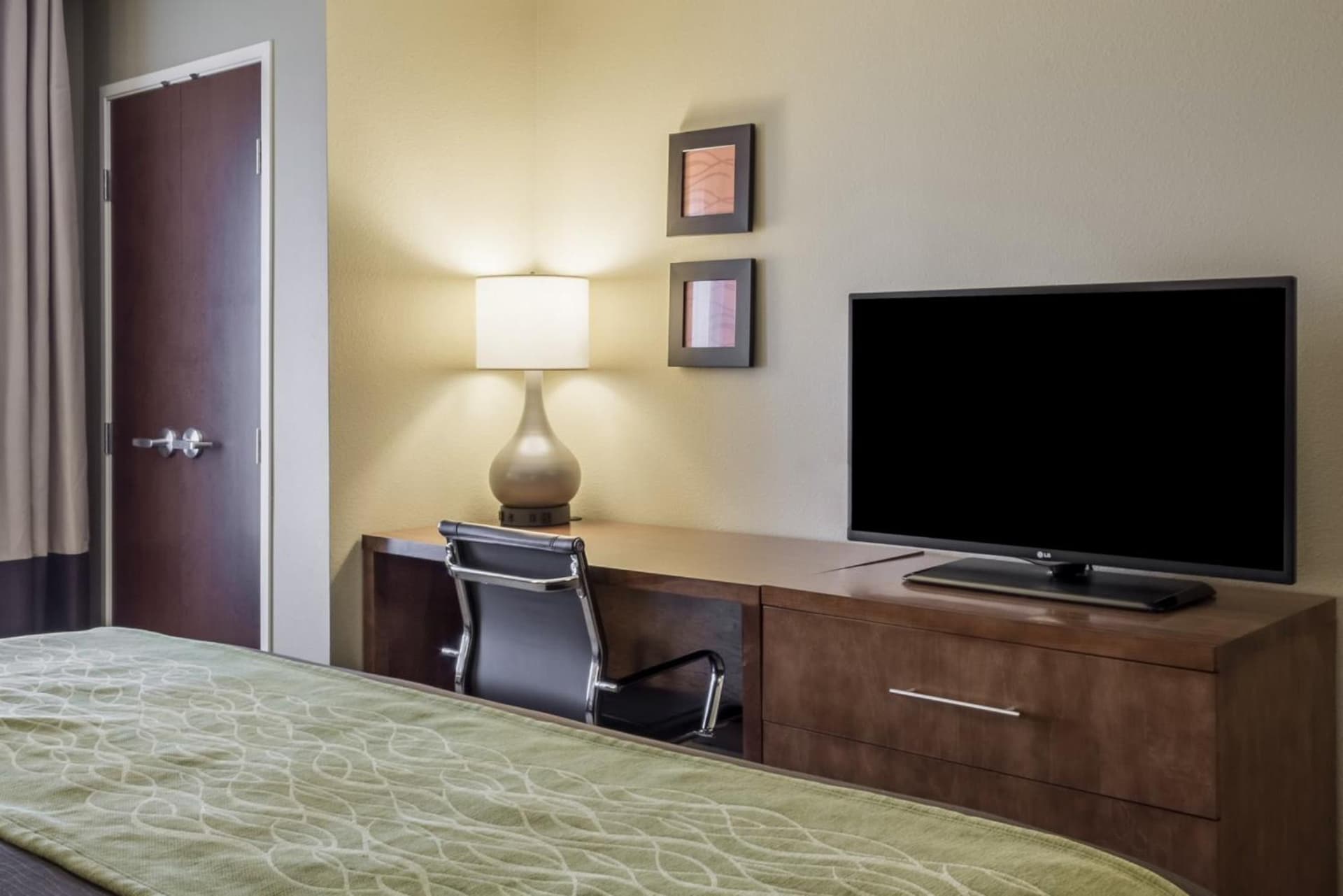 Comfort Inn & Suites Avera Southwest interior in Sioux Falls, SD — gallery photo 2