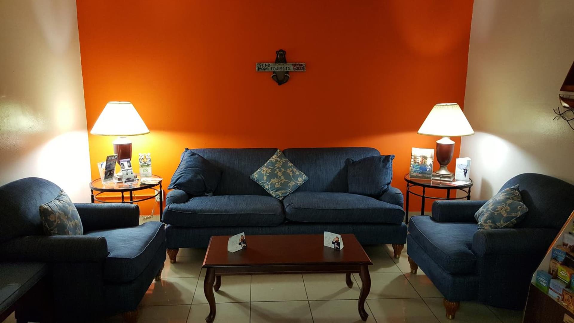 Howard Johnson by Wyndham Williamsburg interior in Williamsburg, VA — gallery photo 2