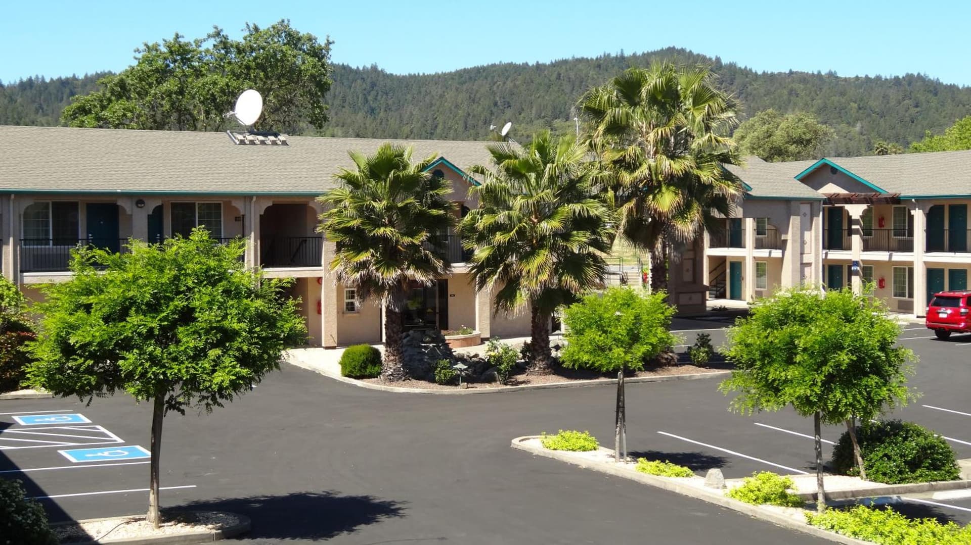 Cloverdale Wine Country Inn & Suites featured exterior or lobby in Cloverdale, CA — similar hotel
