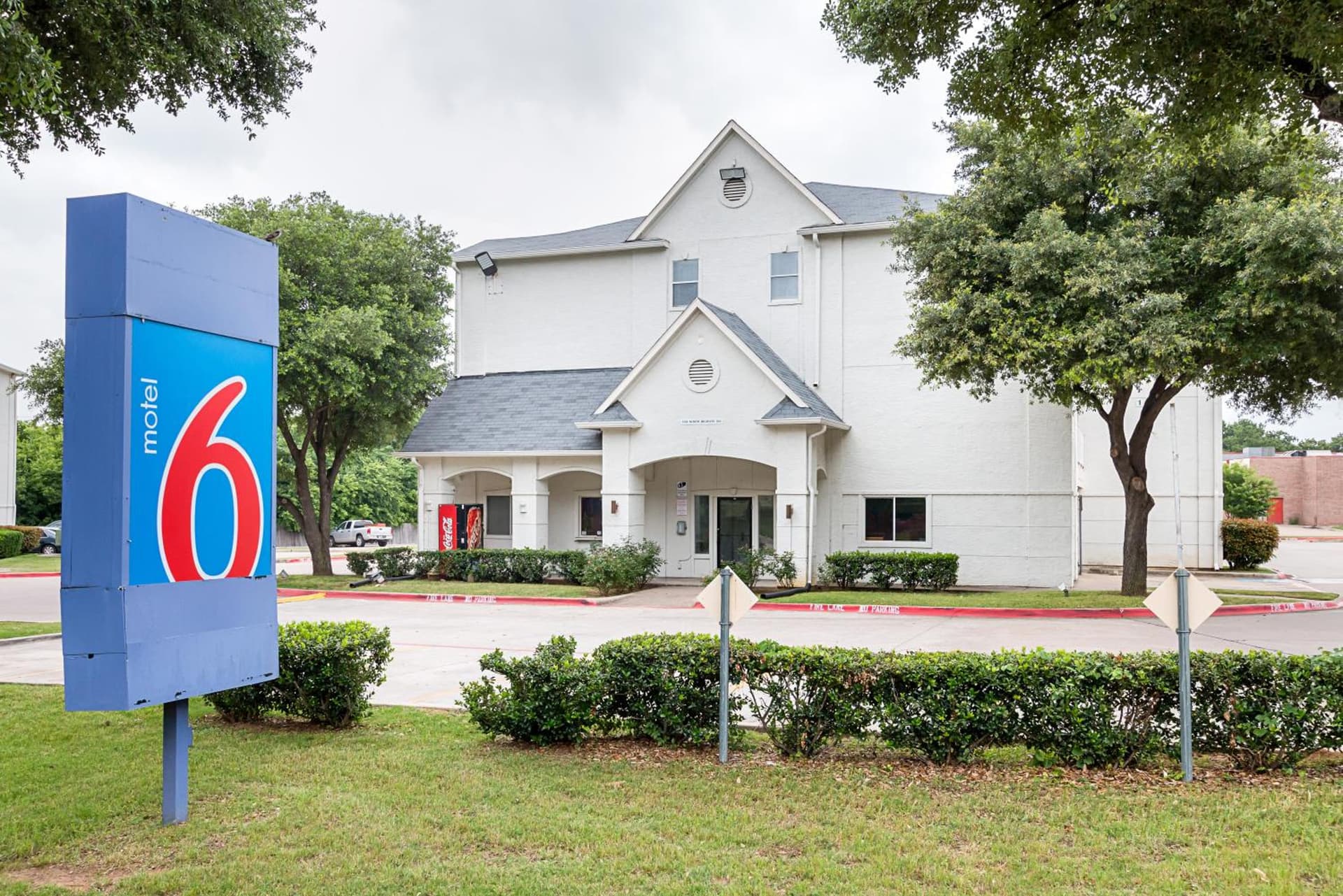 Motel 6-Grand Prairie, TX - Near Six Flags Drive interior in Grand Prairie, TX — gallery photo 2