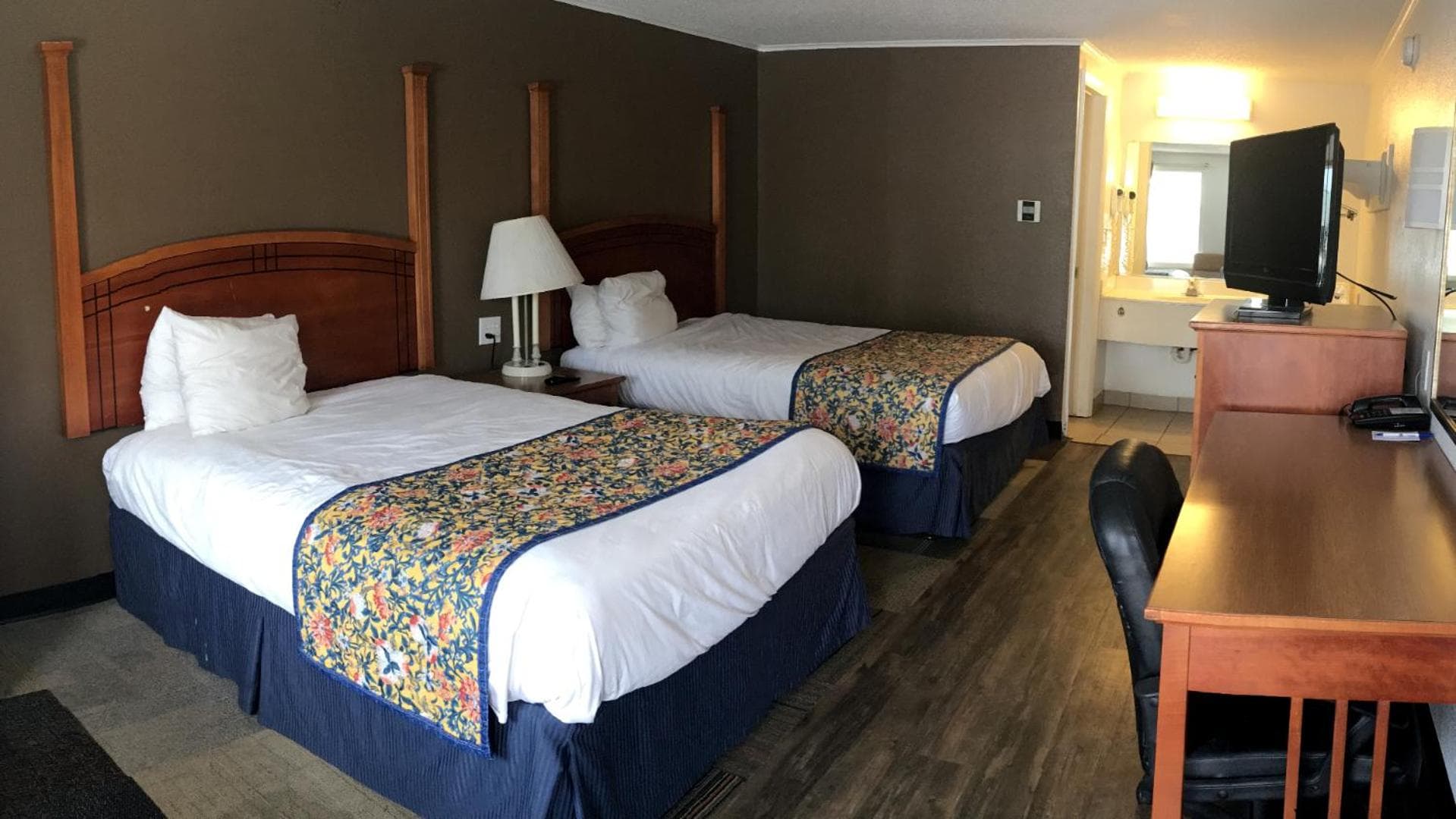 Americas Best Value Inn & Suites Jackson interior in Jackson, MI — gallery photo 2