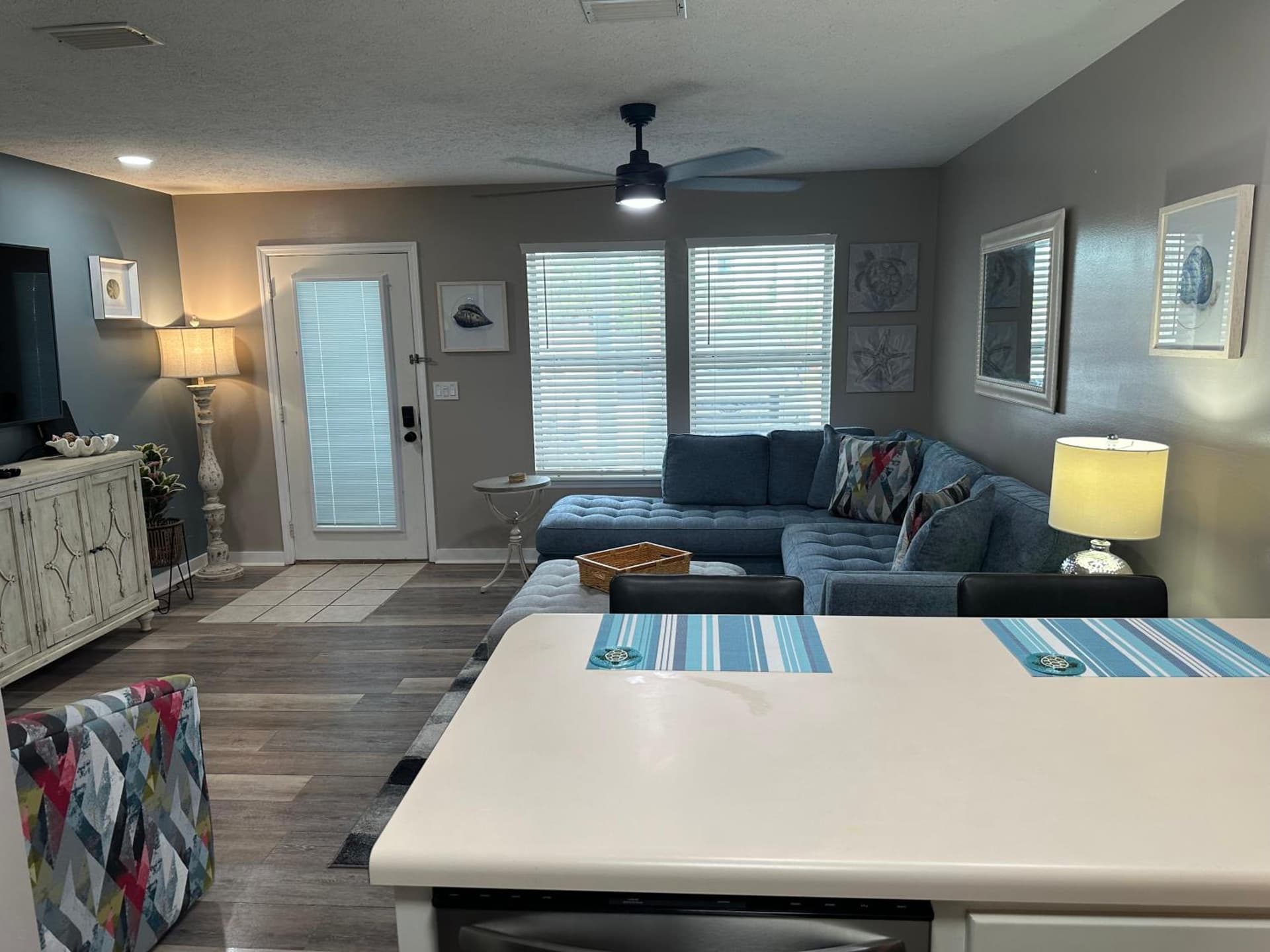 Cozy retreat interior in Panama City Beach, FL — gallery photo 2