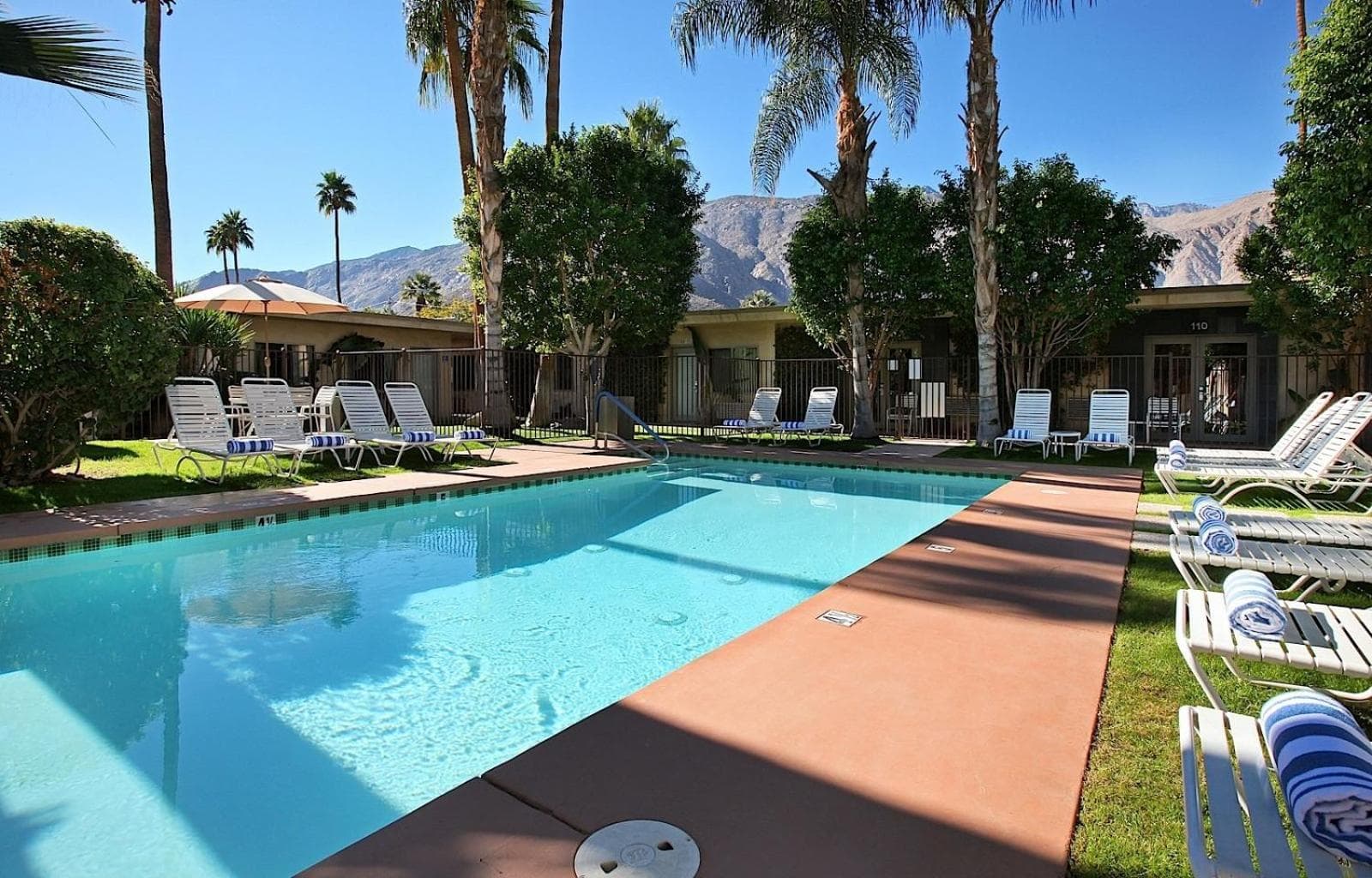 7 Springs Inn & Suites interior in Palm Springs, CA — gallery photo 2