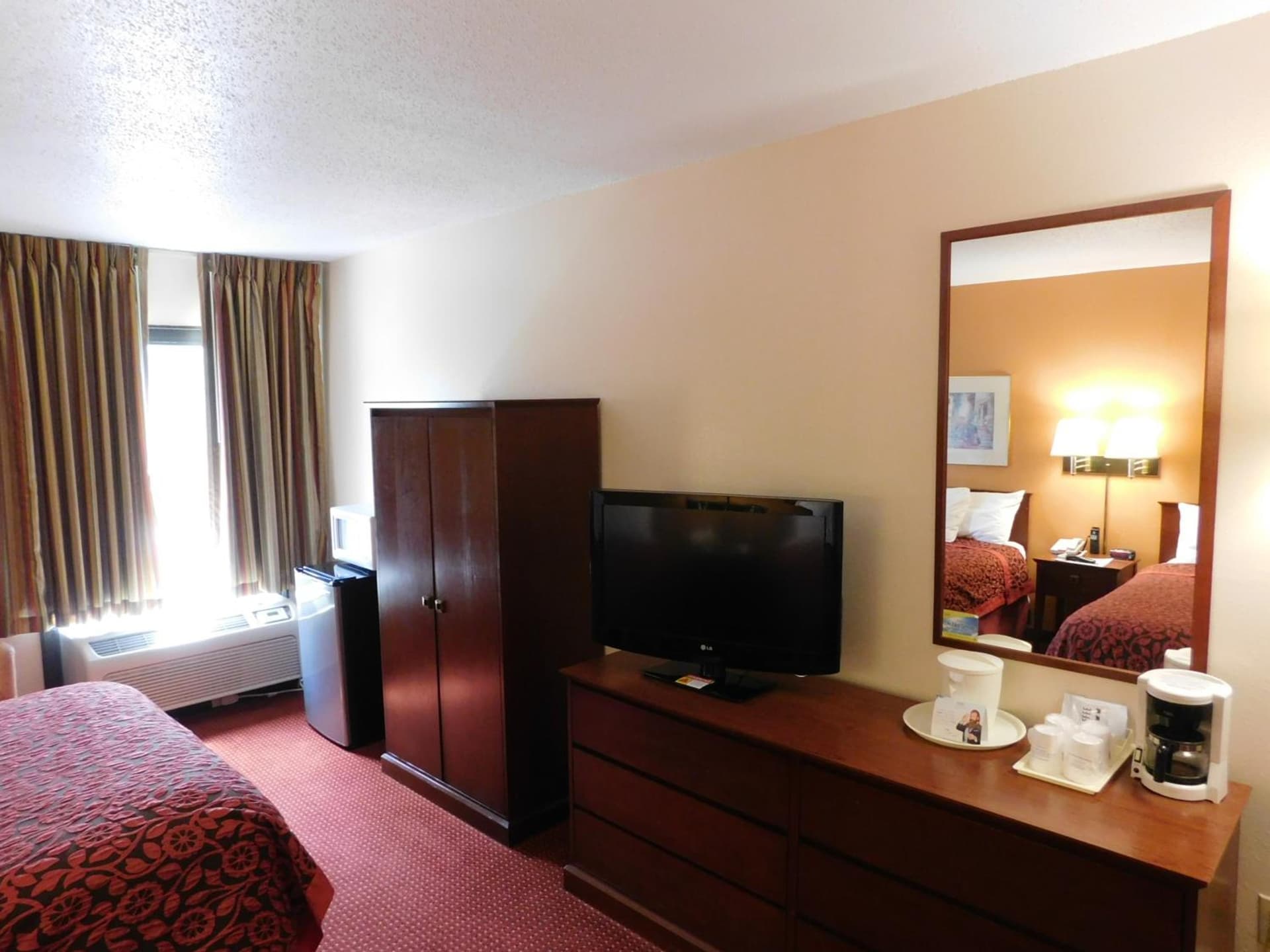 Days Inn & Suites by Wyndham Cedar Rapids property views in Cedar Rapids, IA — gallery photo 3