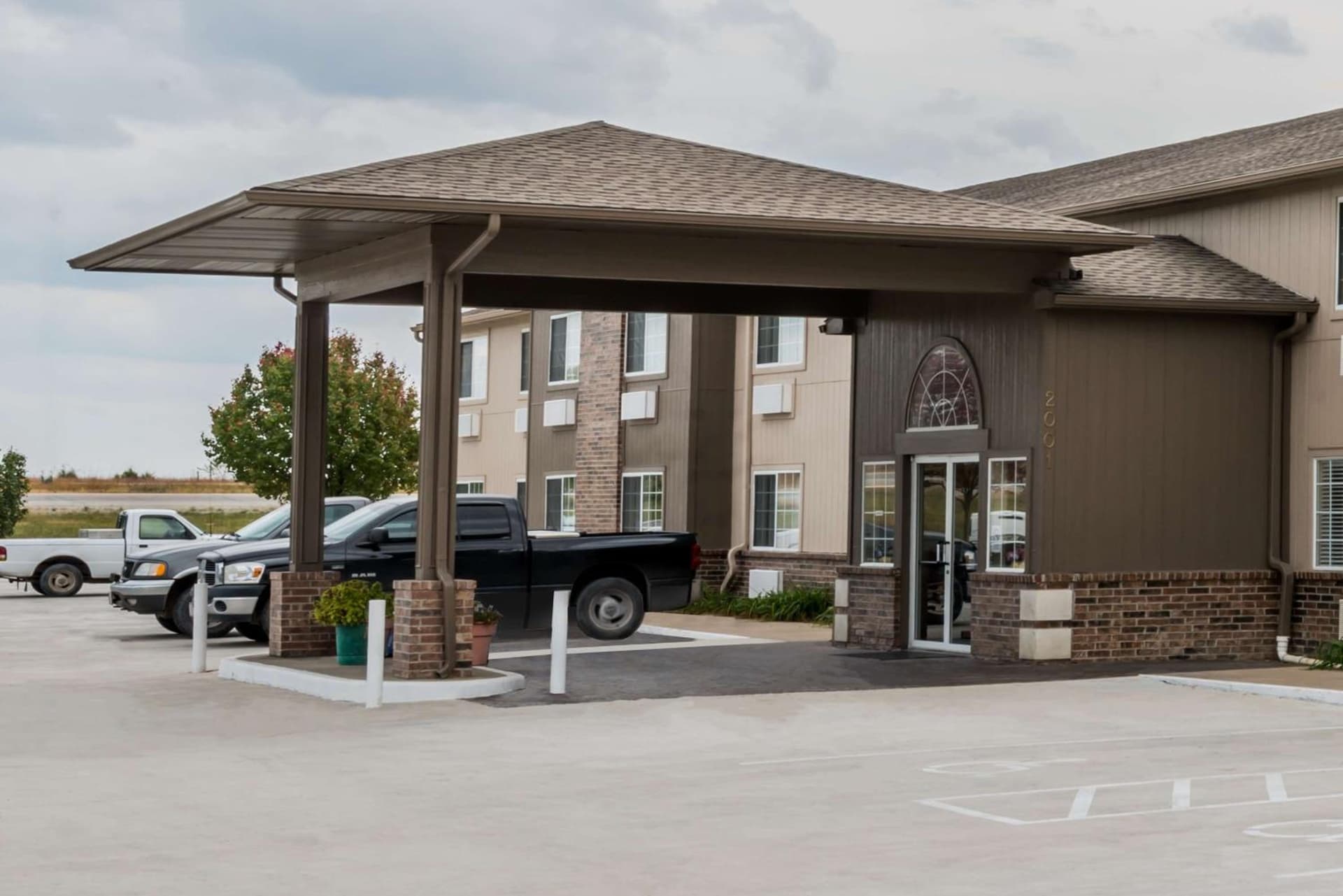 Super 8 by Wyndham Gardner interior in Gardner, KS — gallery photo 2