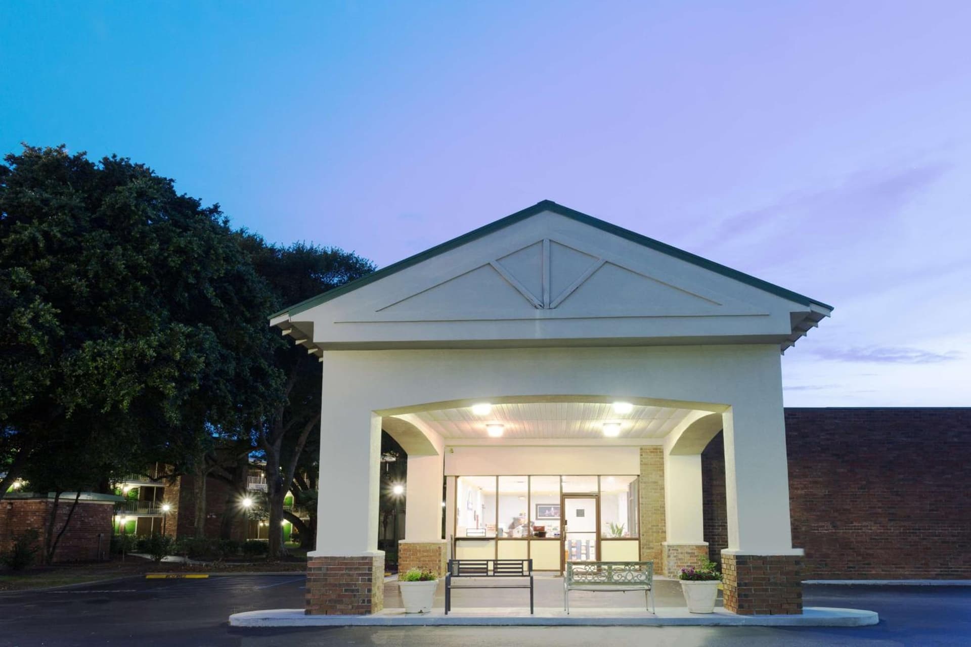 Days Inn by Wyndham Mt Pleasant-Charleston-Patriots Point interior in Charleston, SC — gallery photo 2
