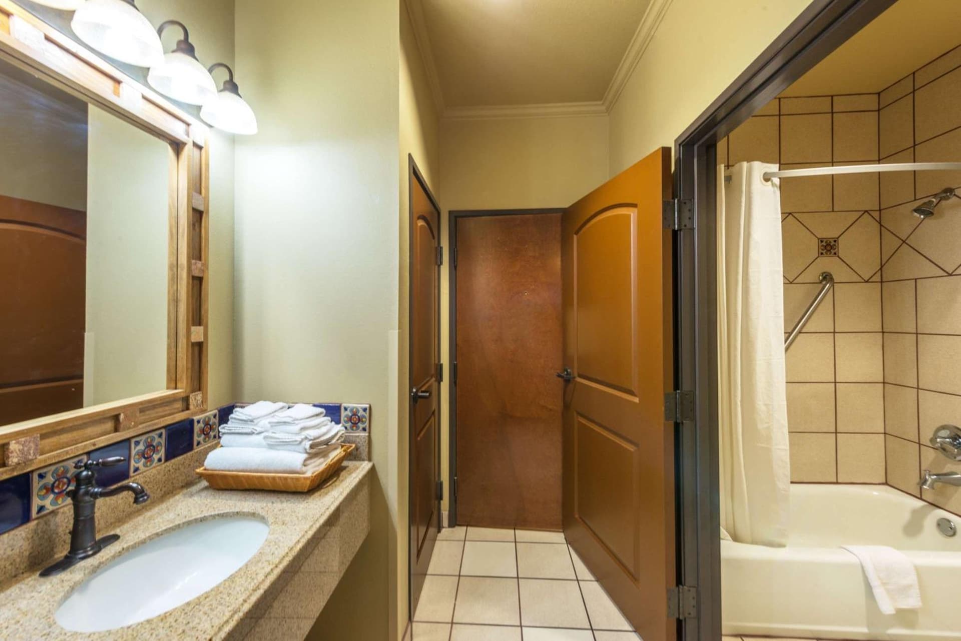 La Hacienda Inn near Alamodome & Riverwalk property views in San Antonio, TX — gallery photo 3
