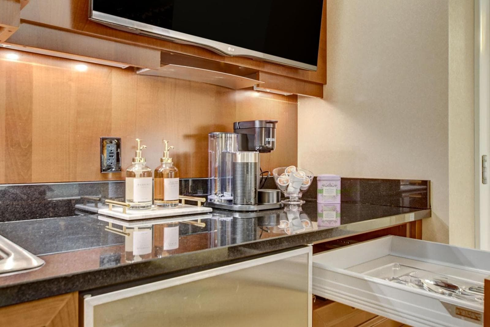 Suite Hub LV HIGH floor Sphere view MGM Signature gallery photo in Paradise, NV — image 95