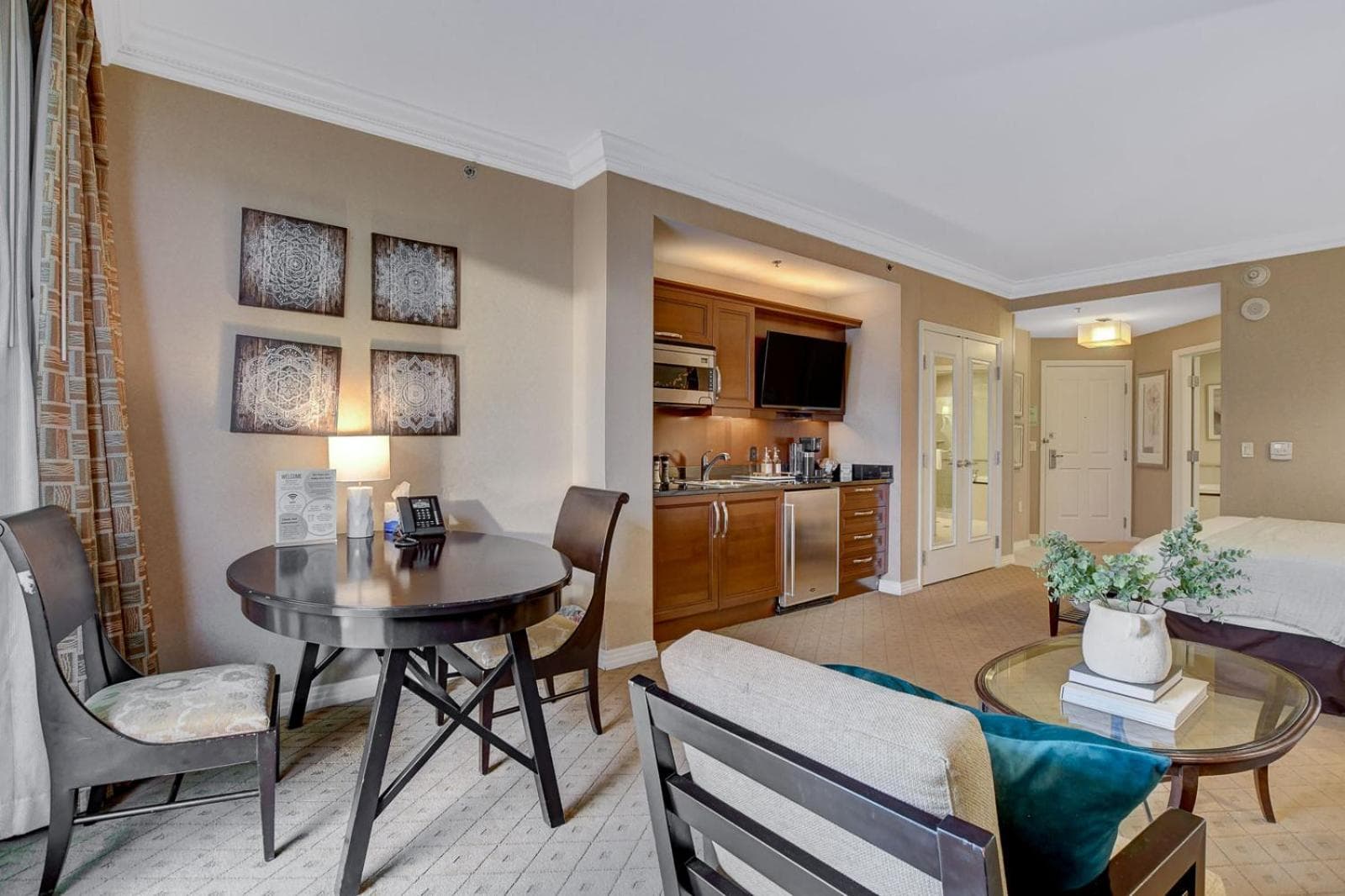 Suite Hub LV HIGH floor Sphere view MGM Signature property views in Paradise, NV — gallery photo 3